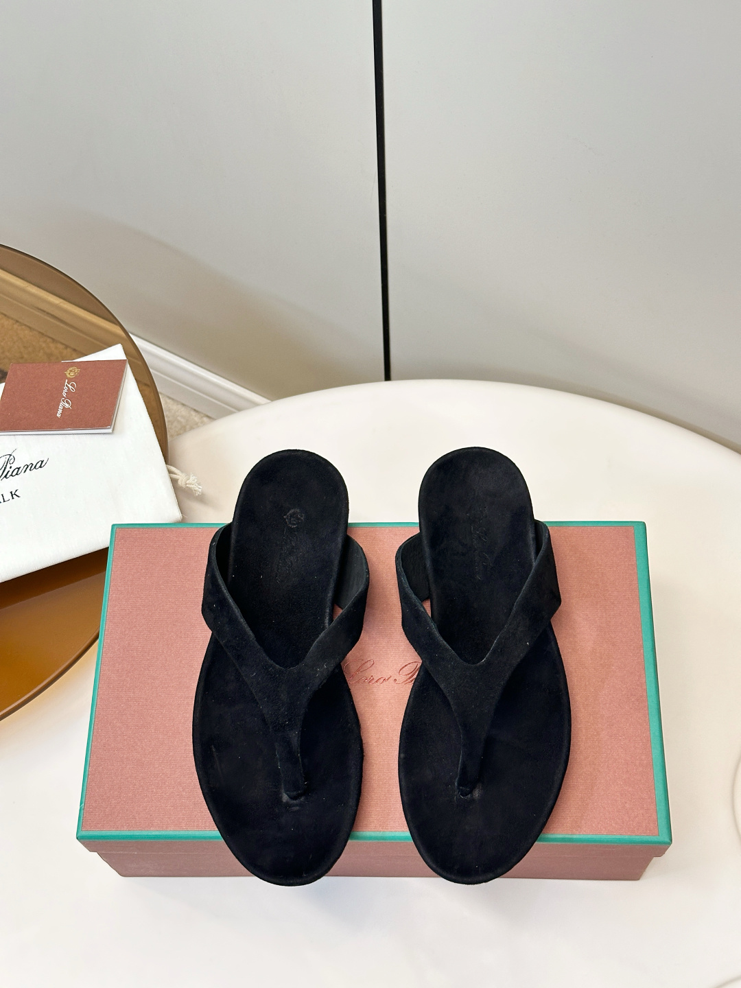 NO:870252,Loro Piana LP summer beach flip-flops. These cashmere flip-flops have a simple design + soft suede and are super comfortable to wear!  The flat-soled structure is suitable for daily use at home or out. The clip-toe design fits the shape of the foot and is stable for walking. It is versatile and can be easily used for leisure, vacation, and beach style. The sole is non-slip and is not afraid of slippery floors. It is a must-have practical item in summer!  Cashmere fabric for the upper, cashmere lining, original molded rubber sole, size 35-40 (custom-made 40.41, split-toe shoes, loro piana, loro piana, slippers19860909Loro Piana LP夏季 沙滩人字拖鞋 这款羊绒面人字拖,简约设计+柔软绒面,穿着超舒适！平底结构,日常居家或外出都很适合,夹趾设计贴合脚型,走路稳稳的.百搭,休闲、度假、沙滩风都能轻松驾驭,鞋底防滑,湿滑地面也不怕,夏天必备实用单品！ 鞋面羊绒面料 内里羊绒 原版开模橡胶底 码数35-40（40.41订做,分趾鞋,loro piana,loro piana,slippers,Women's Shoes