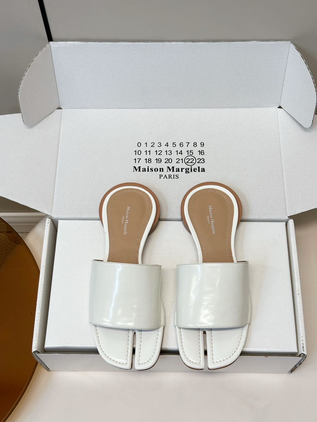 NO:870242,Maison Margiela MM6 Tabi Split-toe Mule Slippers Maison Margiela Mules are made of high-quality crystal leather, the upper is simple and elegant, and the split-toe design is very recognizable. The flat-soled design is super comfortable for daily wear, and the lining is soft and fits the feet, so you are not tired after walking for a long time. Minimalist style + unique details, perfect sense of fashion, perfect for casual or formal wear!  The shoe box is printed with the brand logo. It is a must-have for those who want to collect it. It is also great for gifting and keeping for yourself. High-quality crystal leather on the upper, sheepskin lining and Italian genuine leather sole!  Size 35-40 (customized at 40.41.42), slippers, masion margiela, slippers, sheepskin19860909Maison Margiela MM6 Tabi 分趾穆勒拖鞋 Maison Margiela穆勒鞋,选用优质水晶皮革,鞋面简约大方,分趾设计超有辨识度.平底设计,日常穿超舒适,内衬柔软贴合脚部,长时间走路也不累. 极简风格+独特细节,时尚感满分,搭配休闲或正式穿搭都很出彩！鞋盒印有品牌标志,收藏控必入,送礼自留都很赞 鞋面优质水晶皮 内里羊皮 意大利真皮底！ 码数35-40（40.41.42订做）,拖鞋,masion margiela,slippers,sheepskin,Women's Shoes