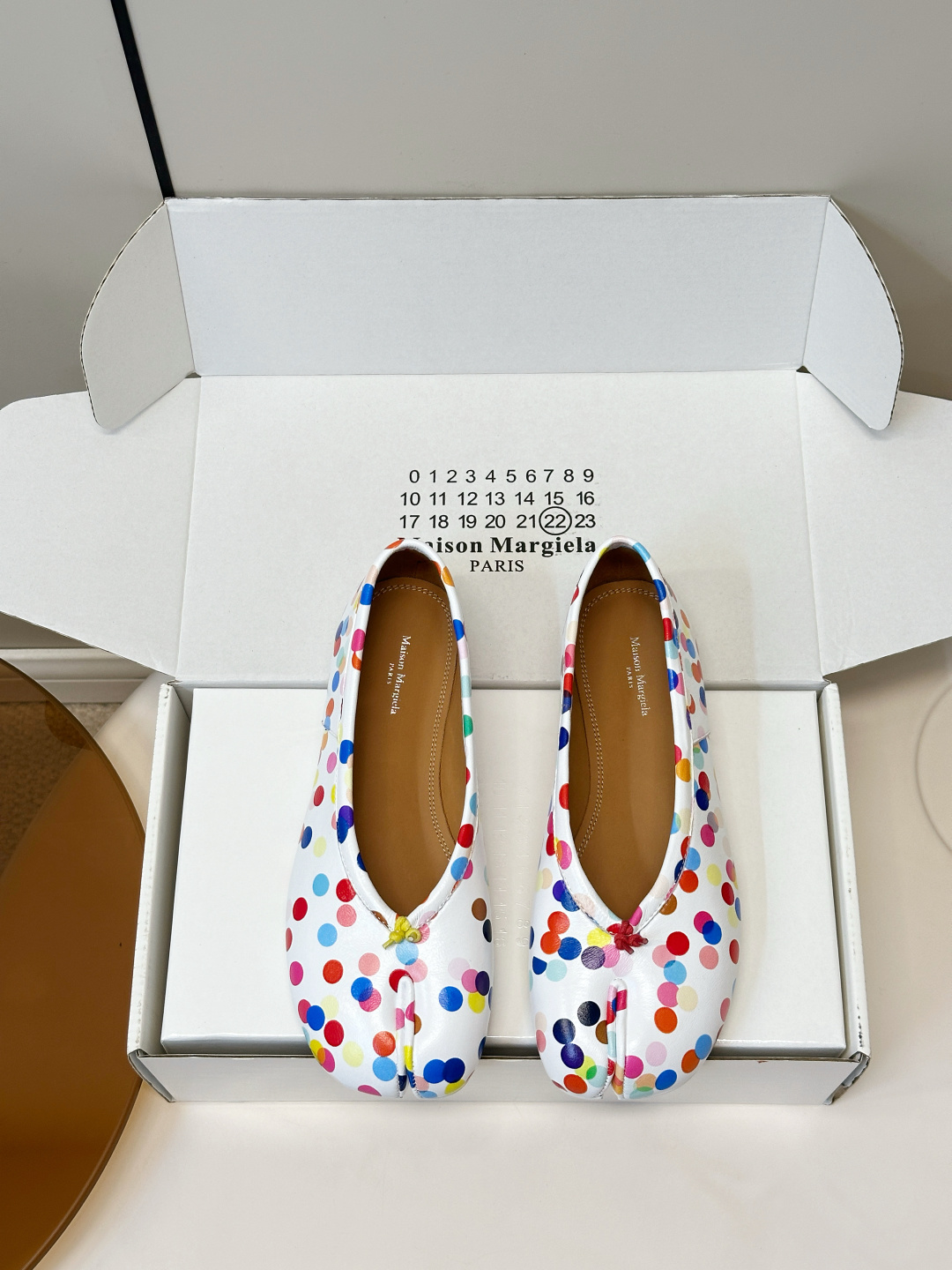 NO:870290,Maison Margiela MM6 Tabi polka-dot split-toe ballet flat shoes These polka-dot split-toe ballet flat shoes have a white upper with colorful polka dots, lively and playful!  The split-toe design is inspired by Japanese footbags, decorated with bows, and has perfect details. The genuine leather material is soft and comfortable, and the flat-bottomed shallow mouth is perfect for commuting or casual wear. It is a French niche style. It is great with skirts or casual pants in spring and summer, and it can easily create a energetic girly look. Fabric sheepskin printing, lining sheepskin, Italian genuine leather bottom, size 35-40 (40.41.42 custom-made, split-toe shoes, masion margiela, skirts, sheepskin19860909Maison Margiela MM6 Tabi波点分趾芭蕾平底单鞋 这款波点分趾芭蕾单鞋,白色鞋面配多彩波点,活泼又俏皮！分趾设计灵感来自日式足袋,搭配蝴蝶结点缀,细节满分.真皮材质柔软舒适,平底浅口超适合通勤或休闲穿搭,法式小众风格,春夏季节搭裙装或休闲裤都很出彩,轻松打造元气少女感～ 面料羊皮印刷 内里羊皮 意大利真皮底 码数35-40（40.41.42订做,分趾鞋,masion margiela,skirts,sheepskin,Women's Shoes