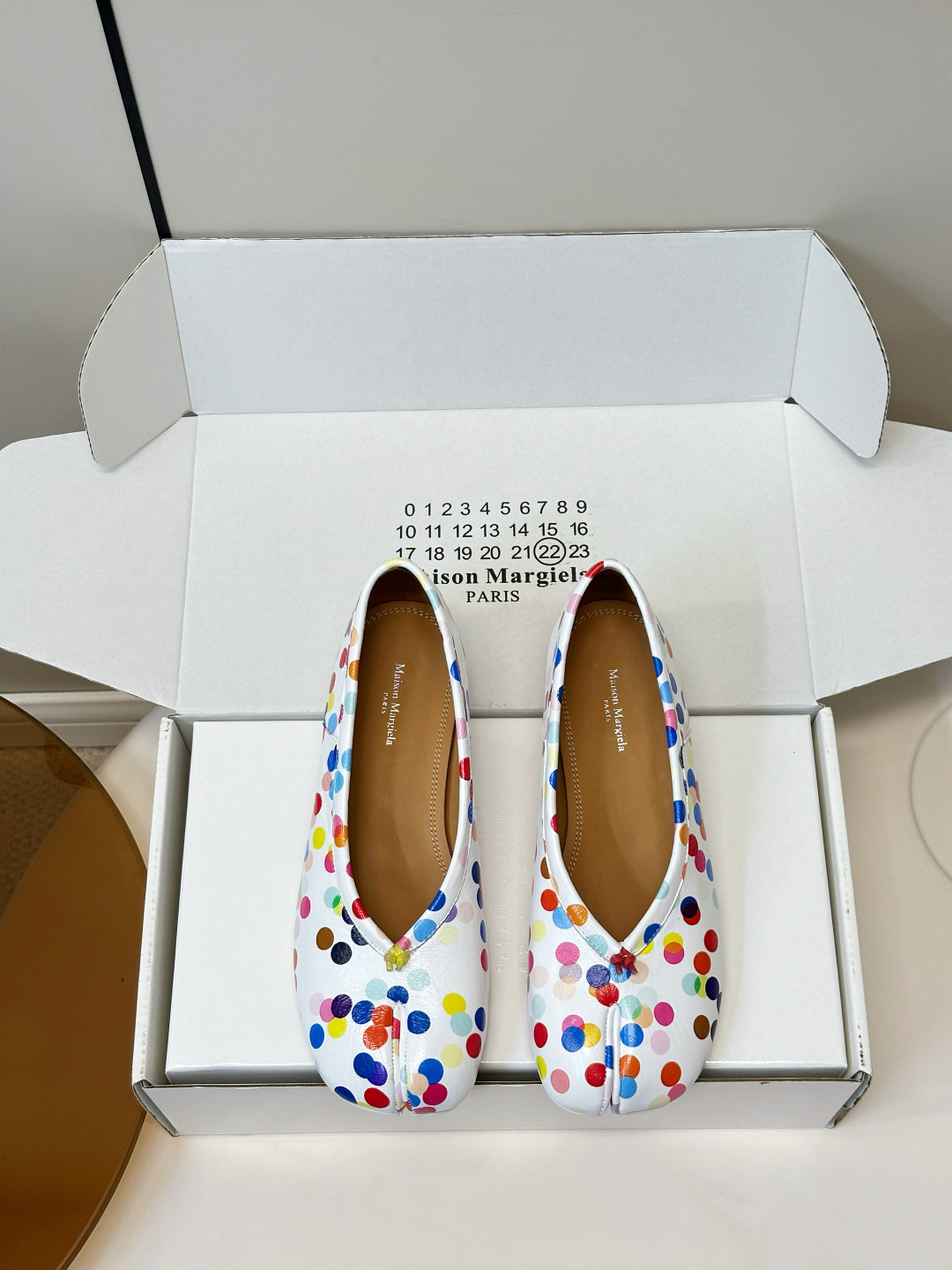 NO:870300,Maison Margiela MM6 Tabi Polka Dot Split Toe 3cm Single Shoes These polka dot split toe ballet shoes have a white upper with colorful polka dots, lively and playful!  The split-toe design is inspired by Japanese footbags, decorated with bows, and has perfect details. The genuine leather material is soft and comfortable, and the flat-bottomed shallow mouth is perfect for commuting or casual wear. It is a French niche style. It is great with skirts or casual pants in spring and summer, and it can easily create a energetic girly look. Fabric sheepskin printing, lining sheepskin, Italian genuine leather bottom, size 35-40 (40.41.42 custom-made, split-toe shoes, masion margiela, skirts, sheepskin19860909Maison Margiela MM6 Tabi波点分趾3cm单鞋 这款波点分趾芭蕾单鞋,白色鞋面配多彩波点,活泼又俏皮！分趾设计灵感来自日式足袋,搭配蝴蝶结点缀,细节满分.真皮材质柔软舒适,平底浅口超适合通勤或休闲穿搭,法式小众风格,春夏季节搭裙装或休闲裤都很出彩,轻松打造元气少女感～ 面料羊皮印刷 内里羊皮 意大利真皮底 码数35-40（40.41.42订做,分趾鞋,masion margiela,skirts,sheepskin,Women's Shoes