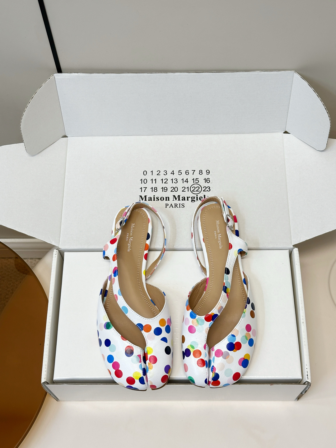 NO:870214,Maison Margiela MM6 Tabi polka dot split toe ballet flat sandals. These polka dot split toe ballet shoes have a white upper with colorful polka dots, lively and playful!  The split-toe design is inspired by Japanese footbags, decorated with bows, and has perfect details. The genuine leather material is soft and comfortable, and the flat-bottomed shallow mouth is perfect for commuting or casual wear. It is a French niche style. It is great with skirts or casual pants in spring and summer, and it can easily create a energetic and girly look ~ Fabric Sheepskin printed Sheepskin lining Italian genuine leather bottom Size 35-40 (custom-made at 40.41.42, split-toe shoes, masion  margiela,sandals,skirts,sheepskin19860909Maison Margiela MM6 Tabi波点分趾芭蕾平底凉鞋 这款波点分趾芭蕾单鞋,白色鞋面配多彩波点,活泼又俏皮！分趾设计灵感来自日式足袋,搭配蝴蝶结点缀,细节满分.真皮材质柔软舒适,平底浅口超适合通勤或休闲穿搭,法式小众风格,春夏季节搭裙装或休闲裤都很出彩,轻松打造元气少女感～ 面料羊皮印刷 内里羊皮 意大利真皮底 码数35-40（40.41.42订做,分趾鞋,masion margiela,sandals,skirts,sheepskin,Women's Shoes