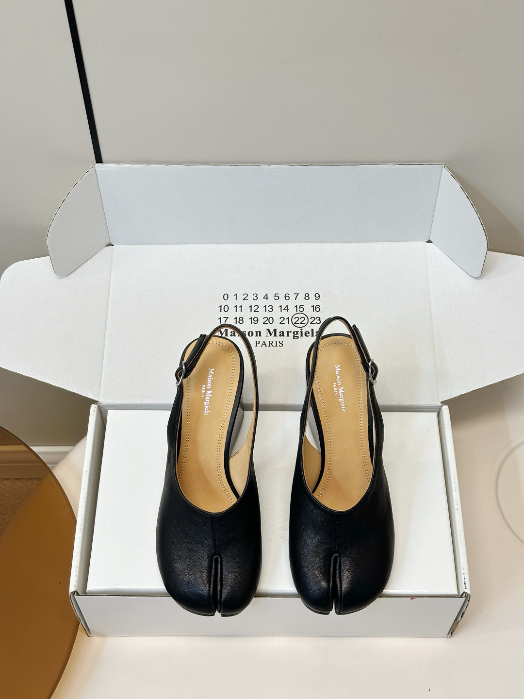 NO:870232,Maison Margiela MM6 Tabi wedge sandals Maison Margiela classic Tabi wedge sandals, retro washed leather + split toe design, highly recognizable!  The wooden wedge heel is about 8cm, which elongates the leg line and is comfortable. The back strap is adjustable and suitable for a variety of foot types. Tabi is inspired by Japanese tabi socks. It is full of avant-garde art and can be easily worn in daily life or special occasions. It goes well with simple or retro styles. The upper is washed vegetable tanned cowhide and the lining is sheepskin. The code number is 35-40 (40.41). Custom-made Italian leather sole, tabi shoes, masion.  margiela,sandals,cowhide,sheepskin19860909Maison Margiela MM6 Tabi坡跟鞋凉鞋 Maison Margiela经典Tabi坡跟鞋,复古水洗皮革+分趾设计,辨识度超高！木质坡跟约8cm,拉长腿部线条又舒适,后空绑带可调节,适合多种脚型.Tabi灵感来自日本分趾袜,先锋艺术感满满,日常或特殊场合都能轻松驾驭,搭配简约或复古风都很出彩. 鞋面水洗植鞣牛皮 内里 羊皮 码数35-40（40.41订做 意大利真皮底,分趾鞋,masion margiela,sandals,cowhide,sheepskin,Women's Shoes