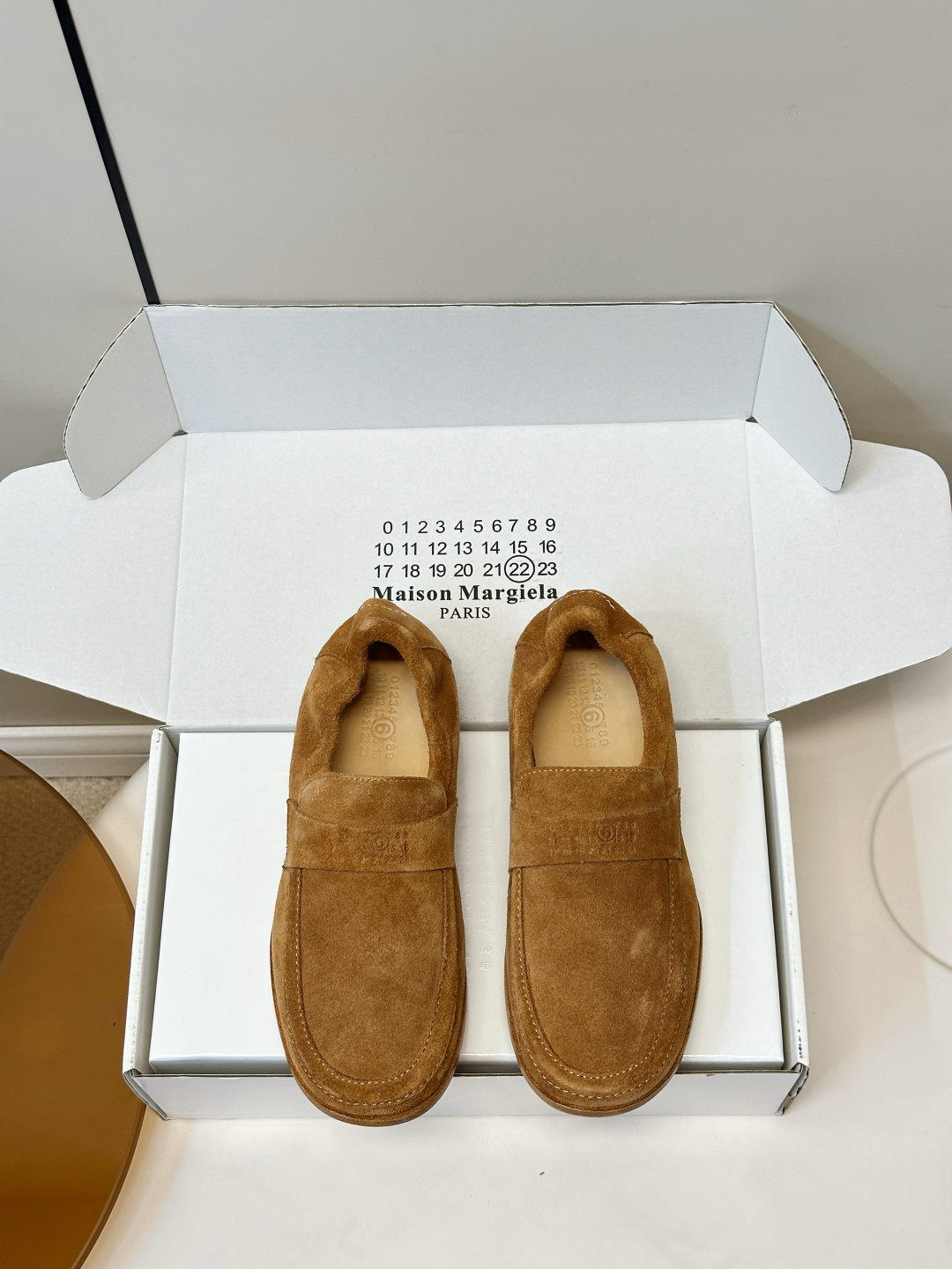 NO:870279,MM6丨Margiela retro relaxed flat loafers. This pair of loafers is made of smooth leather, full of luster, and matched with brown rubber soles, which are comfortable and wear-resistant. Classic lace-less design, ultra-fine embossed details on the upper, retro and fashionable!  Pink has low saturation and is very versatile in spring and summer. It can be easily worn in both skirts and casual pants. It is gentle and lively. The soles are moderately thick and are friendly for daily commuting or long walks. They are practical and good-looking. Upper waxed cowhide/cow suede, lining sheepskin, Italian genuine leather sole, size 35-40 (40.41 custom-made), loafers, masion margiela, masion margiela, loafers, skirts, cowhide, sheepskin19860909MM6丨马吉拉 复古 松弛 平底乐福鞋 这双乐福鞋采用光滑皮革,光泽感满满,搭配棕色橡胶鞋底,舒适又耐磨.经典无系带设计,鞋面压纹细节超精致,复古又时髦！粉色低饱和度,春夏穿搭超百搭,无论裙装还是休闲裤都能轻松驾驭,温柔又活泼～鞋底厚度适中,日常通勤或长时间走路都很友好,实用又好看 鞋面油腊牛皮/牛反绒 内里羊皮 意大利真皮底 码数35-40（40.41订做）,乐福鞋,masion margiela,masion margiela,loafers,skirts,cowhide,sheepskin,Women's Shoes