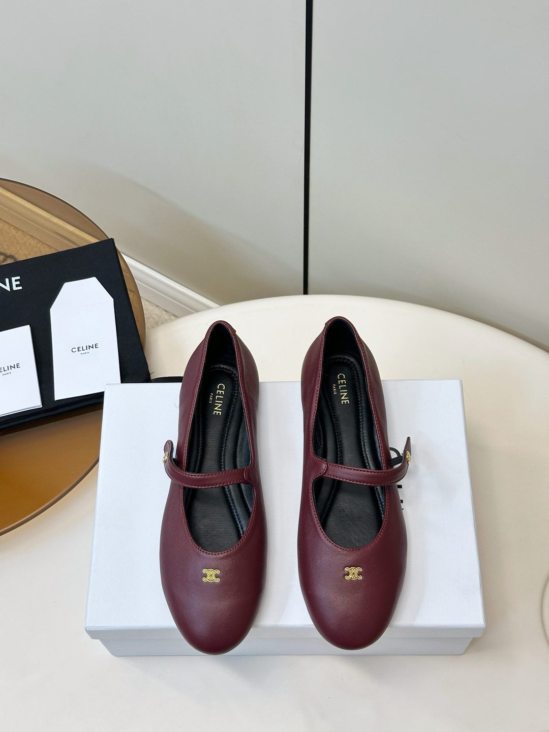 NO:870220,Celine｜Celine Arc de Triomphe Mary Jane flats Celine Arc de Triomphe Mary Jane flats, round toe + one-word buckle design, full of simple retro style. The Arc de Triomphe logo on the upper is very recognizable, and the flat-soled structure is super comfortable for walking, perfect for commuting and leisure!  The black color is versatile, you can wear it with skirts and trousers, and you can easily switch between different styles. The inner lining of the shoes is soft and close-fitting, so you won’t feel tired even if you wear them for a long time. They are practical and fashionable, and are a must-have for daily outings!  Sheepskin upper, sheepskin lining, Italian genuine leather bottom, size 35-40 (customized at 40.41), Mary Jane, celine, celine, mary jane, flats, skirts, sheepskin19860909Celine｜赛琳凯旋门玛丽珍平底鞋 Celine凯旋门玛丽珍平底鞋,圆头+一字扣带设计,简约复古风满满.鞋面凯旋门 标志超有辨识度,平底结构走路超舒适,通勤休闲都OK！黑色百搭,裙装裤装随心搭,轻松切换多种风格.鞋内衬柔软贴合,长时间穿也不累,实用又时髦,日常出街必备！ 鞋面羊皮 内里羊皮 意大利真皮底 码数35-40（40.41订做）,玛丽珍,celine,celine,mary jane,flats,skirts,sheepskin,Women's Shoes