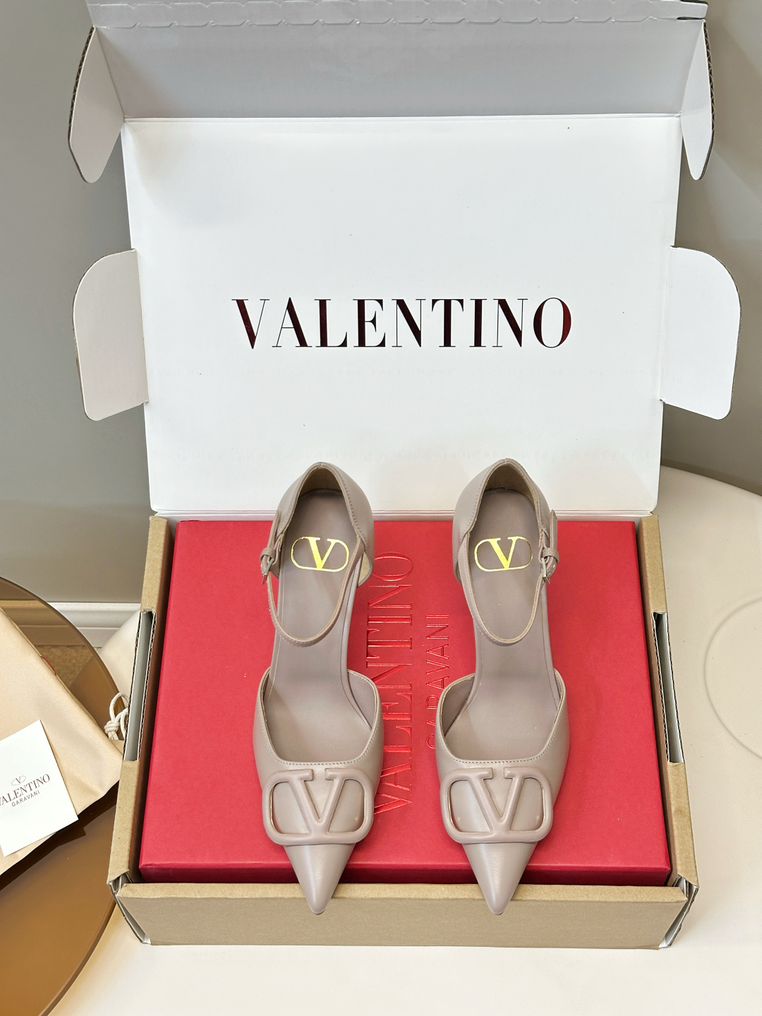 NO:870205,Valentino VLOGO SIGNATURE high-heeled sandals (airplane box) Valentino VLOGO SIGNATURE high-heeled shoes, black calfskin + gold VLOGO metal decoration, highly recognizable. Pointed-toe stiletto heel design, about 8.5cm, elongates the leg line, perfect elegant temperament!  T-strap + metal buckle, stable and fashionable, can be easily used in commuting and formal occasions. It goes well with skirts or suit pants. It is a must-have item for working girls and fashionistas. Upper calfskin/patent leather, lining sheepskin, original Italian wood grain leather bottom, size 35-40 (40.41 customized), high heels and sandals, valentino, valentino, sandals, high heels, skirts, business suit, cowhide, sheepskin19860909Valentino华伦天奴 大V LOGO SIGNATURE高跟凉鞋（飞机盒） Valentino VLOGO SIGNATURE高跟鞋,黑色小牛皮+金色VLOGO金属装饰,辨识度超高.尖头细高跟设计,约8.5cm,拉长腿部线条,优雅气质满分！T字带+金属扣,稳固又时髦,通勤、正式场合都能轻松驾驭,搭配裙装或西装裤都很出彩,是职场女生和时尚达人的必备单品 鞋面小牛皮/漆皮 内里羊皮 原版意大利木纹真皮底 码数35-40（40.41订做）,高跟鞋凉鞋,valentino,valentino,sandals,high heels,skirts,business suit,cowhide,sheepskin,Women's Shoes
