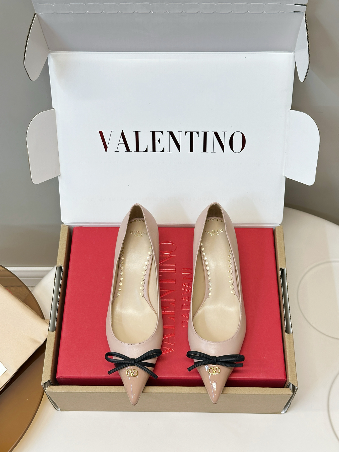 NO:870187,Valentino｜Valentino VLT bow cat heel shoes (airplane box) Valentino VLT bow high heels, calfskin + patent leather splicing, super elegant pointed toe design, 3.5cm heel elongates the leg line. Vamp bow + metal VLogo, perfect details!  It looks great with skirts or suits in early autumn. It can be easily used for daily commuting and formal occasions. It is fashionable and practical, and it directly enhances your temperament!  Upper calfskin spliced ​​patent leather, lining sheepskin, Italian genuine leather bottom, size 35-40 (customized in 40.41), high heels and sandals, valentino, valentino, sandals, high heels, skirts, business suit, cowhide, sheepskin19860909Valentino｜华伦天奴VLT蝴蝶结猫跟 单鞋（飞机盒） Valentino VLT蝴蝶结高跟鞋,小牛皮+漆皮拼接,尖头设计超优雅,3.5cm鞋跟拉长腿部线条.鞋面蝴蝶结+金属VLogo,细节满分！早秋搭裙装或西装都很出彩～日常通勤、正式场合都能轻松驾驭,时尚又实用,气质直接拉满！ 鞋面小牛皮拼接漆皮 内里羊皮 意大利真皮底 码数35-40（40.41订做）,高跟鞋凉鞋,valentino,valentino,sandals,high heels,skirts,business suit,cowhide,sheepskin,Women's Shoes
