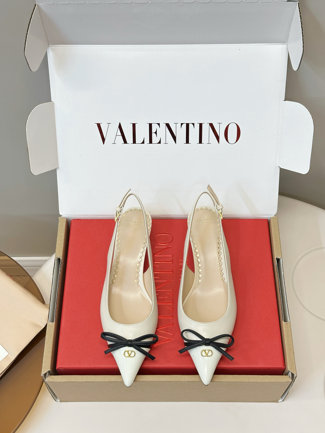 NO:870195,Valentino｜Valentino VLT bow cat heel sandals (airplane box) Valentino VLT bow high heels, calfskin + patent leather splicing, super elegant pointed toe design, 3.5cm heel elongates the leg line. Vamp bow + metal VLogo, perfect details!  It looks great with skirts or suits in early autumn. It can be easily used for daily commuting and formal occasions. It is fashionable and practical, and it directly enhances your temperament!  Upper calfskin spliced ​​patent leather, lining sheepskin, Italian genuine leather bottom, size 35-40 (customized in 40.41), high heels and sandals, valentino, valentino, sandals, high heels, skirts, business suit, cowhide, sheepskin19860909Valentino｜华伦天奴VLT蝴蝶结猫跟 凉鞋（飞机盒） Valentino VLT蝴蝶结高跟鞋,小牛皮+漆皮拼接,尖头设计超优雅,3.5cm鞋跟拉长腿部线条.鞋面蝴蝶结+金属VLogo,细节满分！早秋搭裙装或西装都很出彩～日常通勤、正式场合都能轻松驾驭,时尚又实用,气质直接拉满！ 鞋面小牛皮拼接漆皮 内里羊皮 意大利真皮底 码数35-40（40.41订做）,高跟鞋凉鞋,valentino,valentino,sandals,high heels,skirts,business suit,cowhide,sheepskin,Women's Shoes