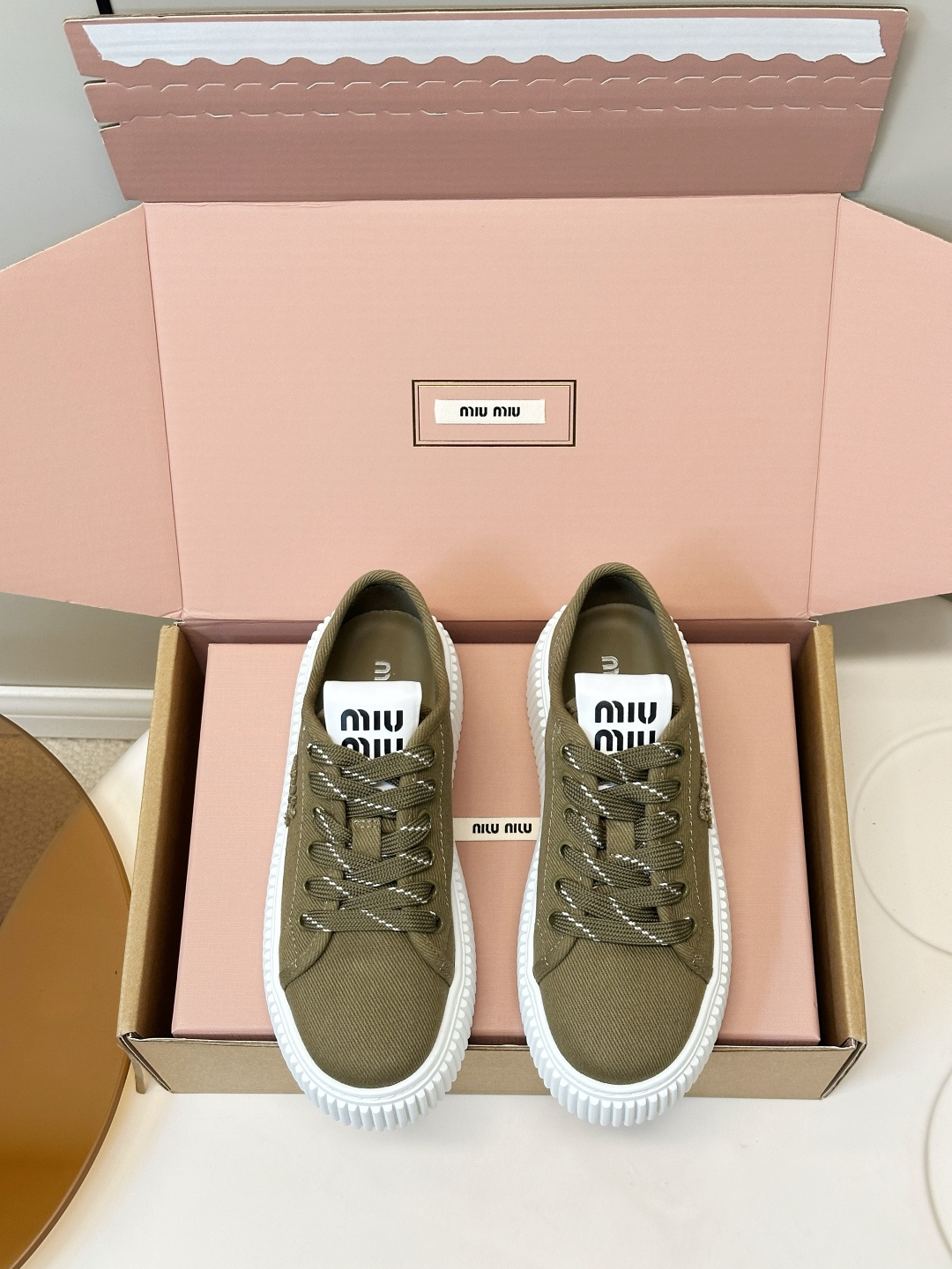 NO:870177,Top version MIUMIU | Miu Miu 2025 new embroidered thick-soled canvas shoes. The top original fabric is full of texture, with classic letter embroidery, and the embroidered logo is three-dimensional and full, instantly lighting up the overall look and making it highly recognizable!  IP ultra-light foam outsole!  It is light and highly elastic. Whether it is for daily outings or vacations, it can easily hold up the scene. Wear it and you will be the most beautiful kid on the street!  Upper imported original fabric, outsole IP foam outsole, lining imported sheepskin lining, size 35-40, casual shoes/sports shoes, miumiu, sneakers, sheepskin19860909顶级版本 MIUMIU｜ 缪缪2025新品刺绣厚底帆布鞋 顶级原版面料质感满满,搭配经典字母刺绣,刺绣logog立体饱满,瞬间点亮整体造型,辨识度up！IP超轻发泡大底！轻盈高弹.无论是日常出街还是度假旅行,它都能轻松hold住场面. 穿上它,你就是街头最靓的崽！ 鞋面进口原版面料 大底IP发泡大底 内里进口羊皮里 码数35-40,休闲鞋/运动鞋,miumiu,sneakers,sheepskin,Women's Shoes