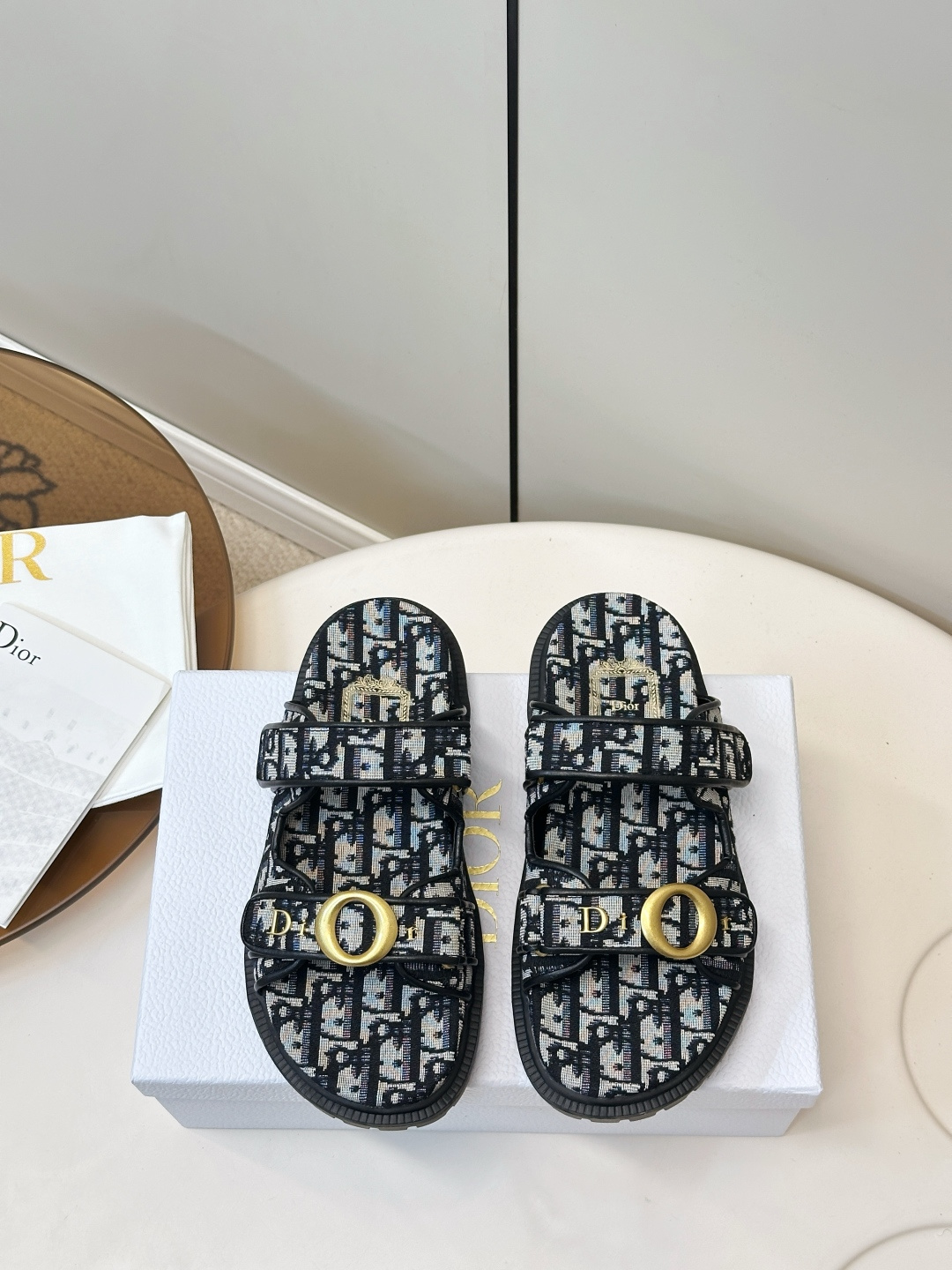 NO:870167,Dior Velcro thick sole beach sandals/slippers Dior sandals are made of high-quality cowhide, with metal rings and 'Dior' logo, simple and highly recognizable. Double-strap Velcro design + adjustable buckle, easy to put on and take off and fit the shape of the foot. It can be easily controlled in daily life or on vacation. The overall style is elegant and versatile, and can be easily held in either casual or skirt wear. It is a practical and fashionable high-end item!  Upper calfskin/D-shaped cloth, lining sheepskin, original molded rubber sole, size 35-41 (customized to 42), slippers and sandals, dior, sandals, slippers, skirts, cowhide, sheepskin19860909Dior 魔术贴 厚底 沙滩凉鞋/拖鞋 Dior凉鞋,选用优质牛皮,搭配金属圆环和“Dior”标志,简约又超有辨识度.双带魔术贴设计+可调节扣带,穿脱方便又贴合脚型. 日常或度假都能轻松驾驭.整体风格优雅百搭,无论休闲还是裙装都能轻松hold住,是实用又时髦的高端单品！ 鞋面小牛皮/D字布 内里羊皮 原版开模橡胶底 码数35-41（42订做）,拖鞋凉鞋,dior,sandals,slippers,skirts,cowhide,sheepskin,Women's Shoes