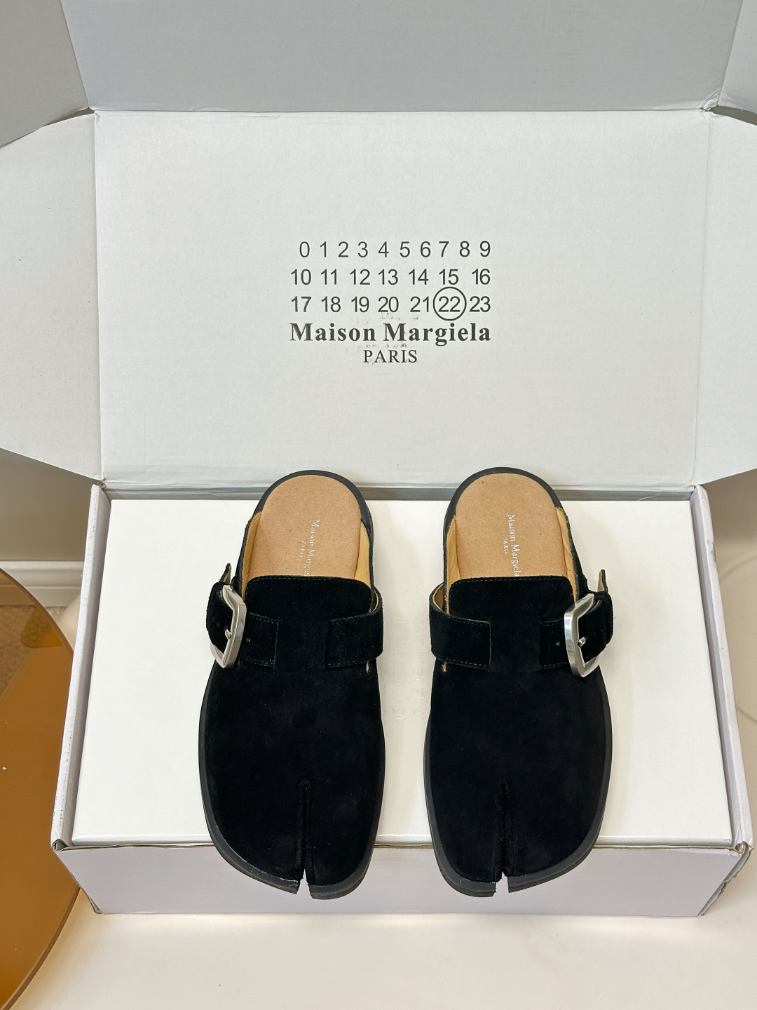 NO:870158,Maison Margiela MM6 Tabi split-toe Birkenstock shoes Maison Margiela split-toe Birkenstock shoes, suede material + metal buckle, retro and avant-garde!  The split-toe design is inspired by Japanese clogs, which are highly recognizable, comfortable and fashionable. The thick sole structure has a heightening effect and can be easily used for daily commuting and leisure. The caramel brown color is super versatile, and it goes well with knitted skirts or jeans in autumn and winter. The lining of the shoe box is printed with the brand logo, and the details are perfect. It is one of Margiela's iconic items!  Upper nubuck cowhide, lining sheepskin, original molded rubber sole, size 35-40 (customized at 40.41), half drag, masion margiela, skirts, jeans, cowhide, sheepskin, chamois leather19860909Maison Margiela MM6 Tabi分趾勃肯鞋 Maison Margiela分趾勃肯鞋,麂皮材质+金属扣带,复古又前卫！分趾设计灵感来自日本木屐,辨识度超高,舒适又时髦.厚底结构有增高效果,日常通勤、休闲都能轻松驾驭.焦糖棕色调超百搭,秋冬配针织裙或牛仔裤都很出彩.鞋盒内衬印有品牌标志,细节满分,是Margiela标志性单品之一！ 鞋面磨砂牛皮 内里羊皮 原版开模橡胶底 码数35-40（40.41订做）,半拖,masion margiela,skirts,jeans,cowhide,sheepskin,chamois leather,Women's Shoes