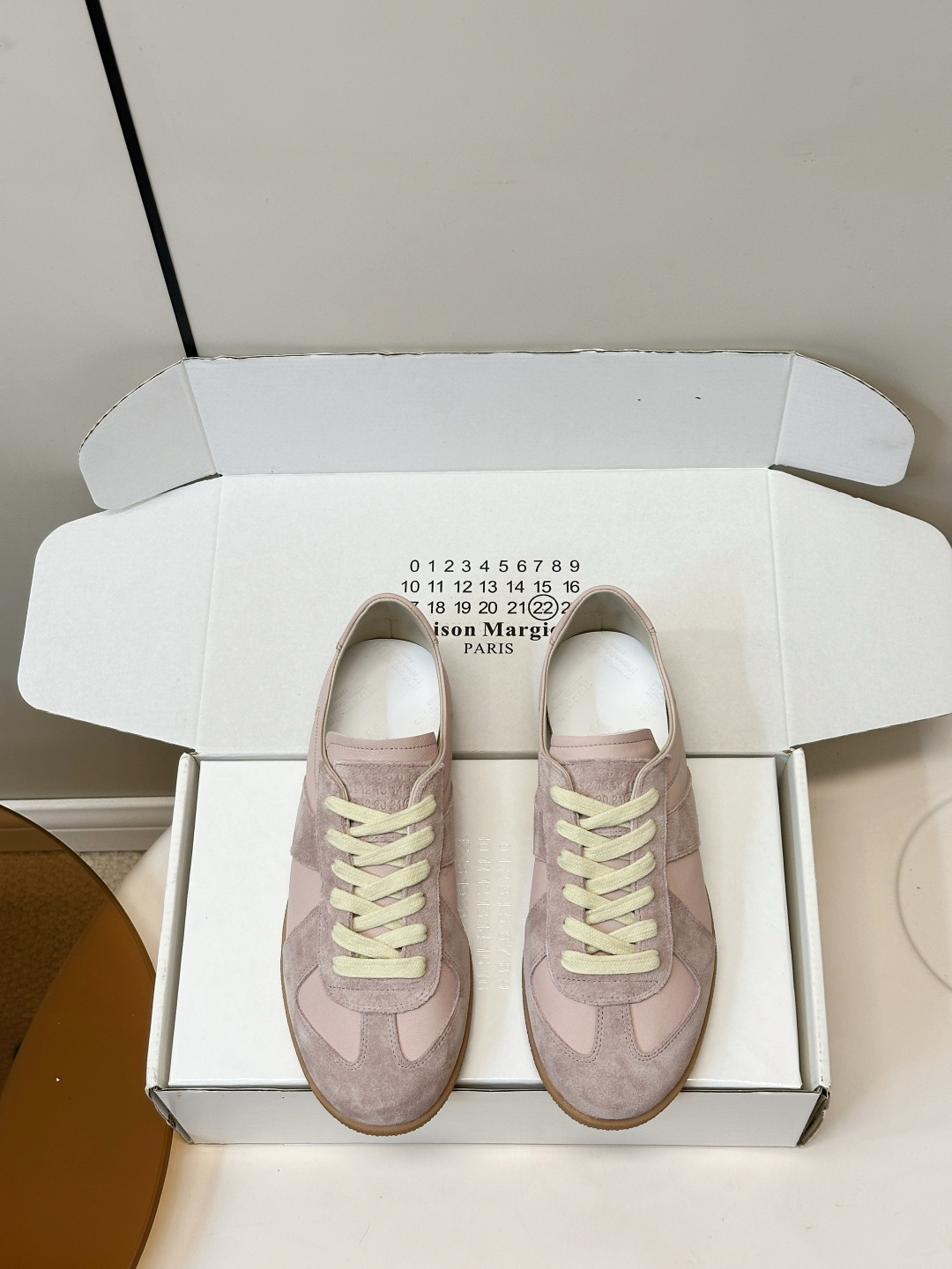 NO:870148,Maison Margiela MM6｜Margiela Couple Wear Moral Shoes Maison Margiela Moral Shoes, the color is super gentle!  Made of two-layer cowhide + frosted cowhide, the texture is perfect. The lining and insole are made of first-layer sheepskin, which is breathable and comfortable, and you won't feel tired even if you wear them for a long time. The rubber soles are non-slip and wear-resistant, so they are OK for daily commuting and leisure!  Retro and simple style, you can match jeans and skirts as you like, and you can easily get a sense of fashion. Nubuck leather upper + vegetable tanned leather. Sheepskin lining. Original molded rubber sole. Size 35-45. Casual shoes/sports shoes, masion margiela, masion margiela, sneakers, skirts, jeans, cowhide, sheepskin.19860909Maison Margiela MM6｜马吉拉 情侣装 德训鞋 Maison Margiela德训鞋,配色超温柔！二层牛皮+磨砂牛皮拼接,质感满分.内里和鞋垫用头层羊皮,透气又舒适,长时间穿也不累.橡胶鞋底防滑耐磨,日常通勤、休闲都OK！复古简约风,牛仔裤、裙装随心搭配,轻松get时髦感 鞋面磨砂牛皮+植鞣皮 内里羊皮 原版开模橡胶底 码数35-45,休闲鞋/运动鞋,masion margiela,masion margiela,sneakers,skirts,jeans,cowhide,sheepskin,Women's Shoes