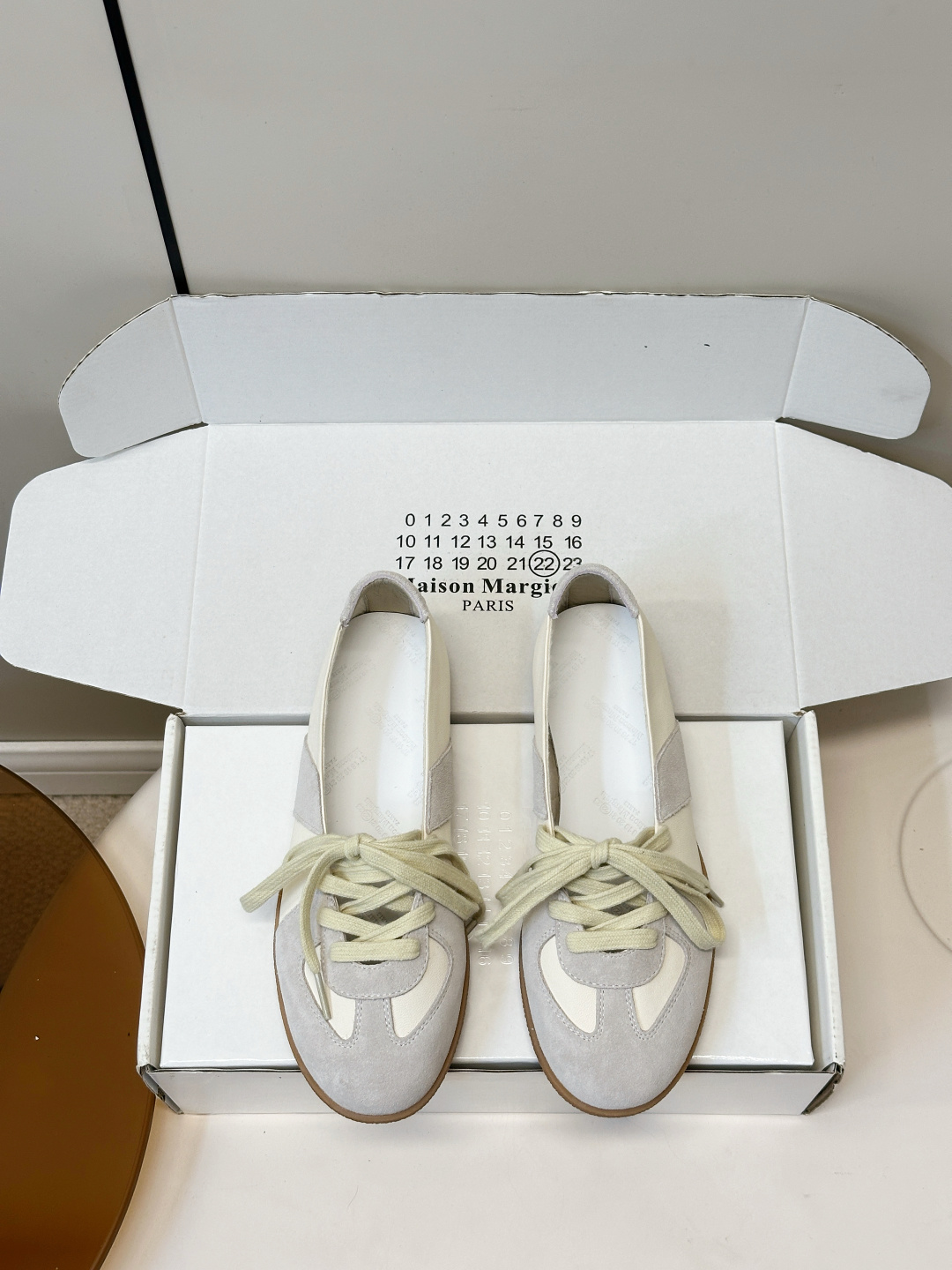 NO:870140,Maison Margiela MM6 | Maison Margiela's new moral training shoes, Maison Margiela moral training shoes, classic retro design, cowhide + suede stitching, simple and textured. The rubber sole is light and wear-resistant, perfect for daily commuting and casual wear!  The low-cut + lace-up design is comfortable and versatile. It can be easily worn with jeans, casual pants, and skirts, and you can easily get a lazy and casual style ~ Margiela's pioneering design makes it a classic item in the fashion circle, and it looks stylish no matter how you wear it!  Size 35-40 (40.41 customized), single shoes, masion margiela, masion margiela, skirts, jeans, cowhide, chamois leather19860909Maison Margiela MM6｜马吉拉 新品德训鞋 Maison Margiela德训鞋,经典复古设计,牛皮+麂皮拼接,简约又有质感. 橡胶鞋底轻便耐磨,日常通勤、休闲穿搭都超合适！低帮+系带设计,舒适又百搭,牛仔裤、休闲裤、裙装都能轻松驾驭,轻松get慵懒随性风～Margiela的先锋设计让它成为时尚圈经典单品,怎么搭都很有型！ 码数35-40（40.41订做）,单鞋,masion margiela,masion margiela,skirts,jeans,cowhide,chamois leather,Women's Shoes