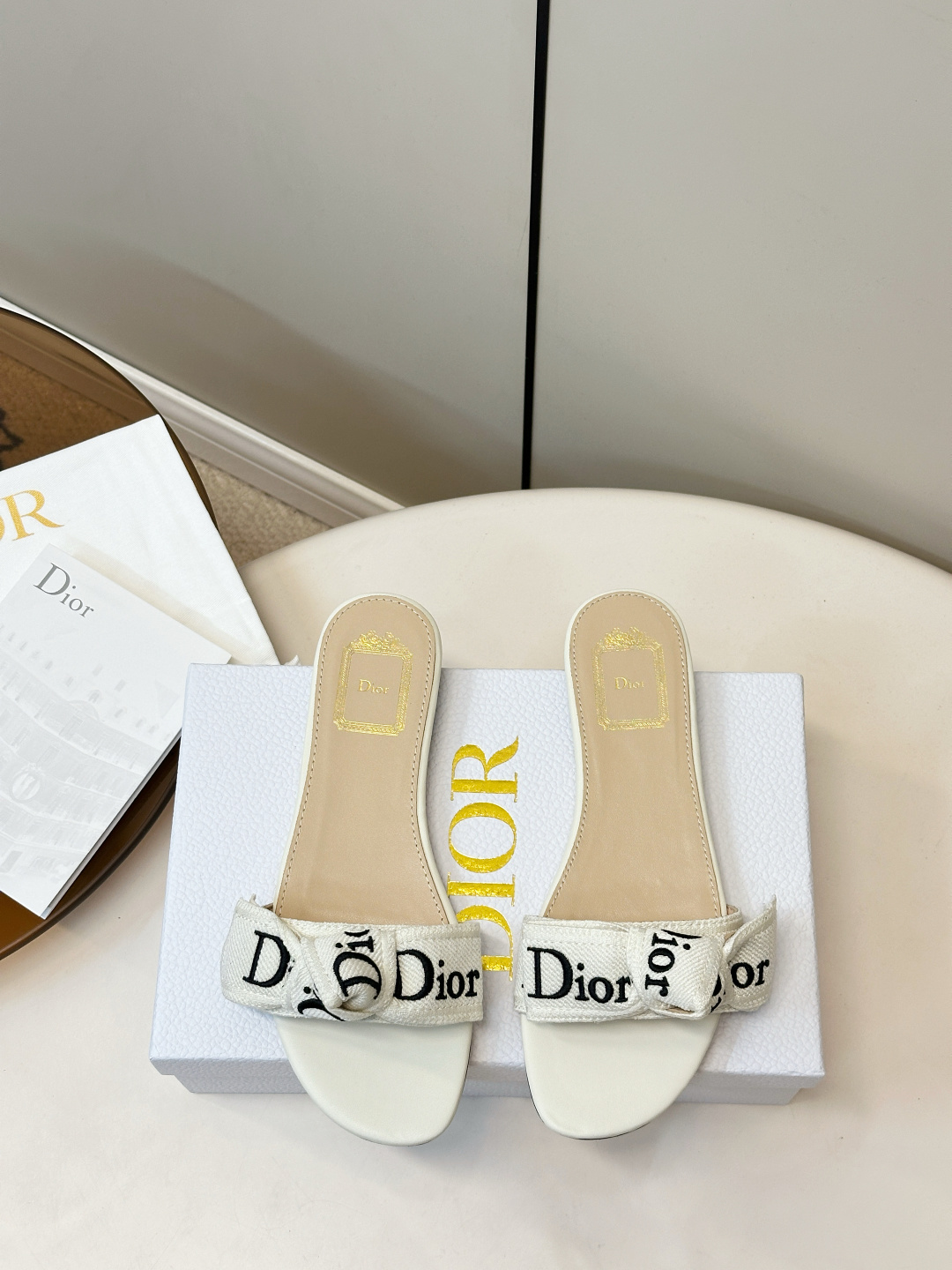 NO:870119,Dior 2026 spring and summer new J’ADIOR webbing sandals, flat bottom, medium heel Dior Dway series sandals, DIOR webbing “Dior” embroidery, simple and recognizable. Flat/thick heel design, moderate heel height, easy to control in daily or formal occasions. The overall style is elegant and practical, it goes well with dresses or casual pants in summer, and easily enhances the sophistication of the look. J’ADIOR embroidered webbing on the upper, sheepskin lining  Italian genuine leather bottom, size 35-40 (40.41.42 customized), slippers, dior, slippers, skirts, sheepskin19860909Dior 2026春夏新款J‘ADIOR织带凉拖鞋 平底 中跟 Dior Dway系列凉拖,DIOR织带“Dior”刺绣,简约又有辨识度.平底/粗跟设计,跟高适中,日常或正式场合都能轻松驾驭. 整体风格优雅实用,夏季搭配连衣裙或休闲裤都很出彩,轻松提升造型精致感. 鞋面J‘ADIOR刺绣织带 内里垫脚羊皮 意大利真皮底 码数35-40（40.41.42 订做）,拖鞋,dior,slippers,skirts,sheepskin,Women's Shoes