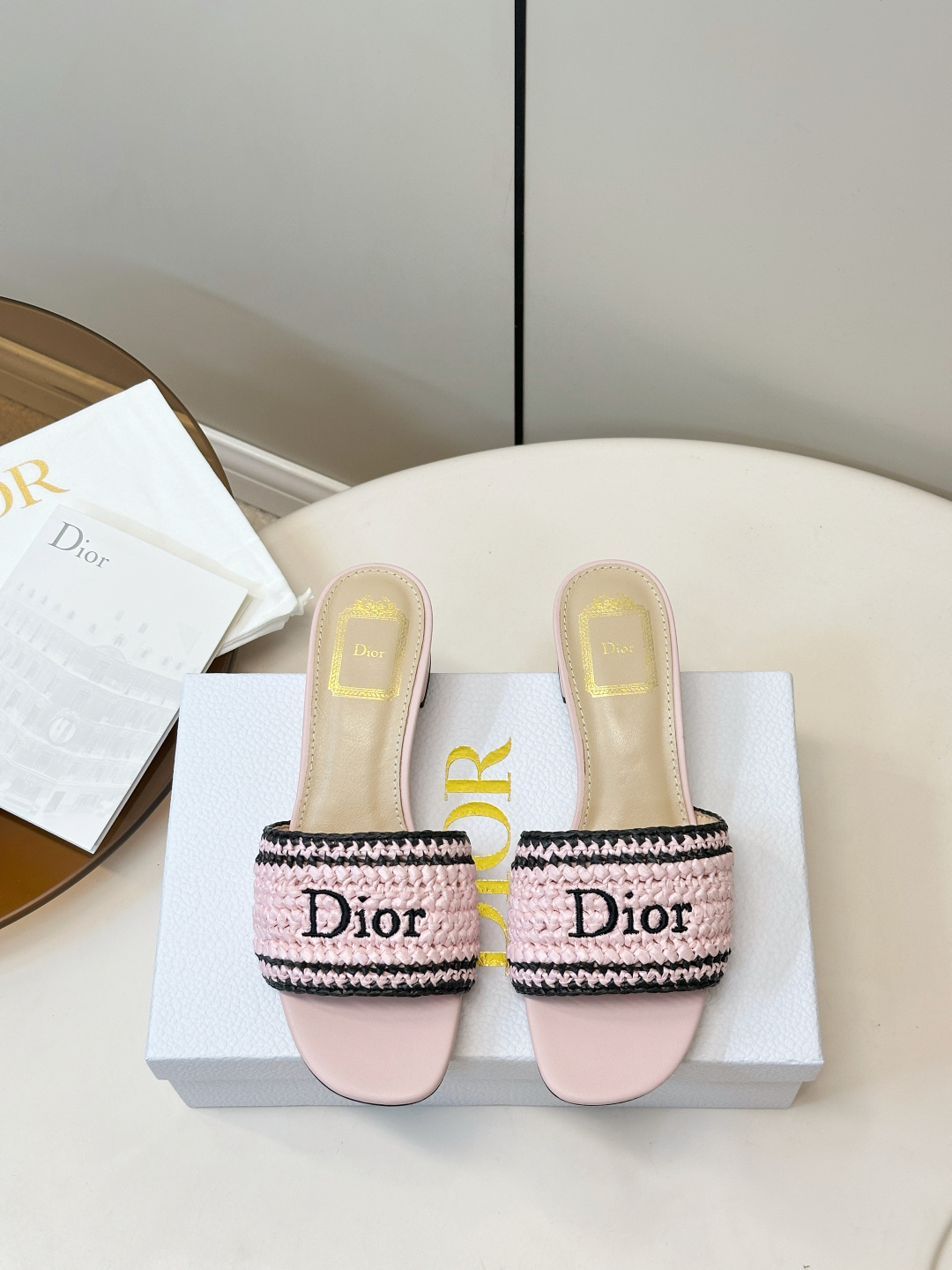 NO:870129,Dior Dway woven mules slippers, flat bottom, medium heel Dior Dway series mules, straw woven upper, dior logo embroidery, full of brand sense!  Low-heeled design, super comfortable for daily wear, elegant and practical. The sole is made of leather, and the texture is online. It goes well with skirts or casual pants in spring and summer, and easily improves the sophistication of the look~ Inner padding; sheepskin size 35-40 (customized at 40.41.42), slippers, dior, slippers, espadrilles, skirts, sheepskin19860909Dior Dway编织穆勒鞋拖鞋 平底 中跟 Dior Dway系列穆勒鞋,草编织鞋面,dior logo刺绣 品牌感满满！低跟设计,日常穿超舒适,优雅又实用.鞋底是皮革,质感在线,春夏搭裙装或休闲裤都很出彩,轻松提升造型精致度～ 内里垫脚；羊皮 码数35-40（40.41.42订做）,拖鞋,dior,slippers,espadrilles,skirts,sheepskin,Women's Shoes