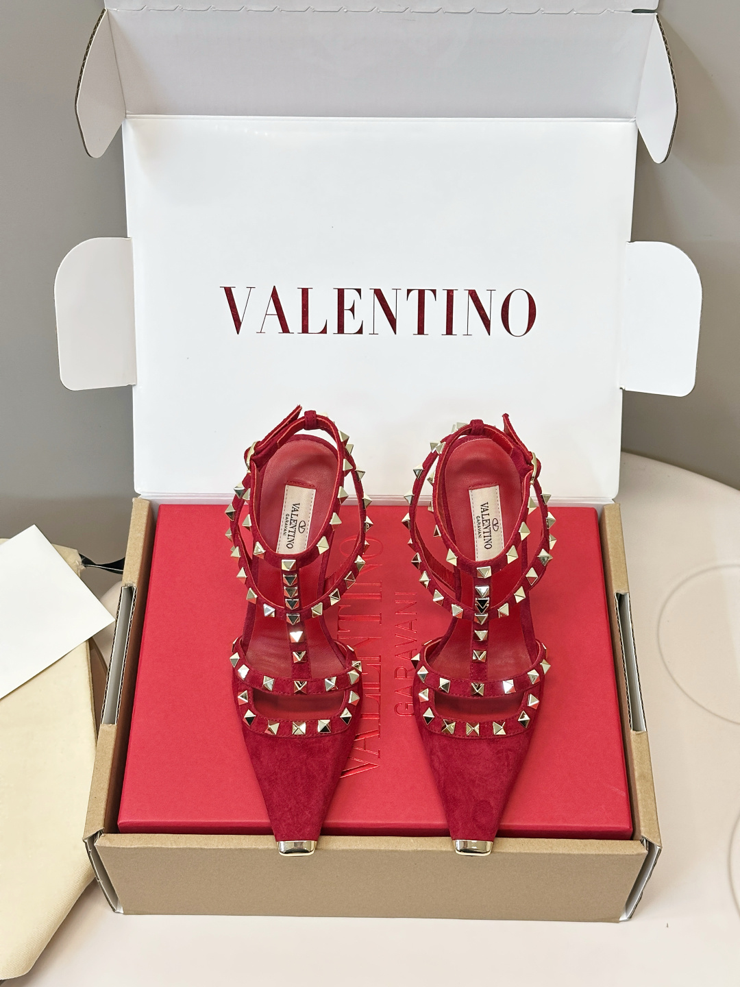 NO:870077,Boutique Valentino (airplane box) Valentino｜Valentino 26ssROCKSTUD rivet high heels Valentino  The ROCKSTUD series of high heels are made of sheep leather, embellished with metal rivets, square toe + stiletto heel design, the heel is about 10cm, and the red insole is super eye-catching. The rivet details are very recognizable and have a perfect sense of fashion. They are suitable for formal occasions or red carpet wear. The shape of the shoes modifies the leg lines, making the legs longer and straighter. It is both elegant and individual. It is a classic choice for fashion lovers!  Upper calfskin + sheep tendon noodles, lining sheepskin, Italian genuine leather bottom, size 35-40 (customized at 40.41.42), high heels and sandals, valentino, valentino, sandals, high heels, cowhide, sheepskin19860909精品华伦（飞机盒） Valentino｜华伦天奴26ssROCKSTUD铆钉高跟鞋 Valentino ROCKSTUD系列高跟鞋,采用羊皮革,金属铆钉点缀,方头+细高跟设计,鞋跟约10cm,红色内底超吸睛.铆钉细节超有辨识度,时尚感满分,适合正式场合或红毯穿搭.鞋型修饰腿部线条,显腿长又显直,优雅与个性兼具,是时尚爱好者的经典之选！ 鞋面小牛皮+羊筋面 内里羊皮 意大利真皮底 码数35-40（40.41.42订做）,高跟鞋凉鞋,valentino,valentino,sandals,high heels,cowhide,sheepskin,Women's Shoes