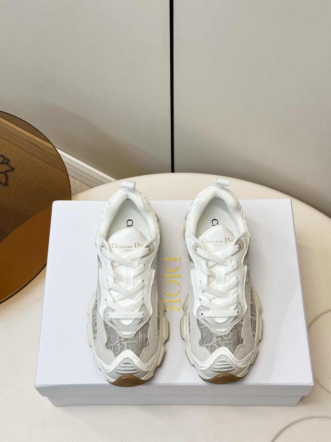 NO:870198,Dior Oblique thick-soled dad shoes running sneakers Dior Oblique thick-soled dad shoes, classic Oblique pattern + mesh and leather stitching, perfect texture!  The thick-soled design is about 4cm taller and is cushioned and comfortable, making it suitable for daily wear or long-term walking. The off-white + light gray color scheme is versatile and fashionable, and can be easily controlled in all seasons. The shoe shape fits the foot, is breathable and not stuffy, and is both fashionable and practical. It is one of the representative models of the Dior casual shoe series. The upper is made of multi-material splicing, and the lining is breathable mesh. The outsole is original molded rubber foam sole.  Size 35-40 (customized at 40.41.42), casual shoes/sports shoes, dior, sneakers19860909Dior Oblique 厚底老爹鞋 跑步运动鞋 Dior Oblique厚底老爹鞋,经典Oblique图案+网布与皮革拼接,质感满分！厚底设计增高约4cm,缓震舒适,日常穿搭或长时间行走都很友好.米白+浅灰配色,百搭又时髦,四季都能轻松驾驭. 鞋型贴合脚部,透气不闷脚,兼具时尚与实用,是Dior休闲鞋系列的代表款之一心. 鞋面多材质拼接 内里透气网布 大底原版开模橡胶发泡底 码数35-40（40.41.42订做）,休闲鞋/运动鞋,dior,sneakers,Women's Shoes