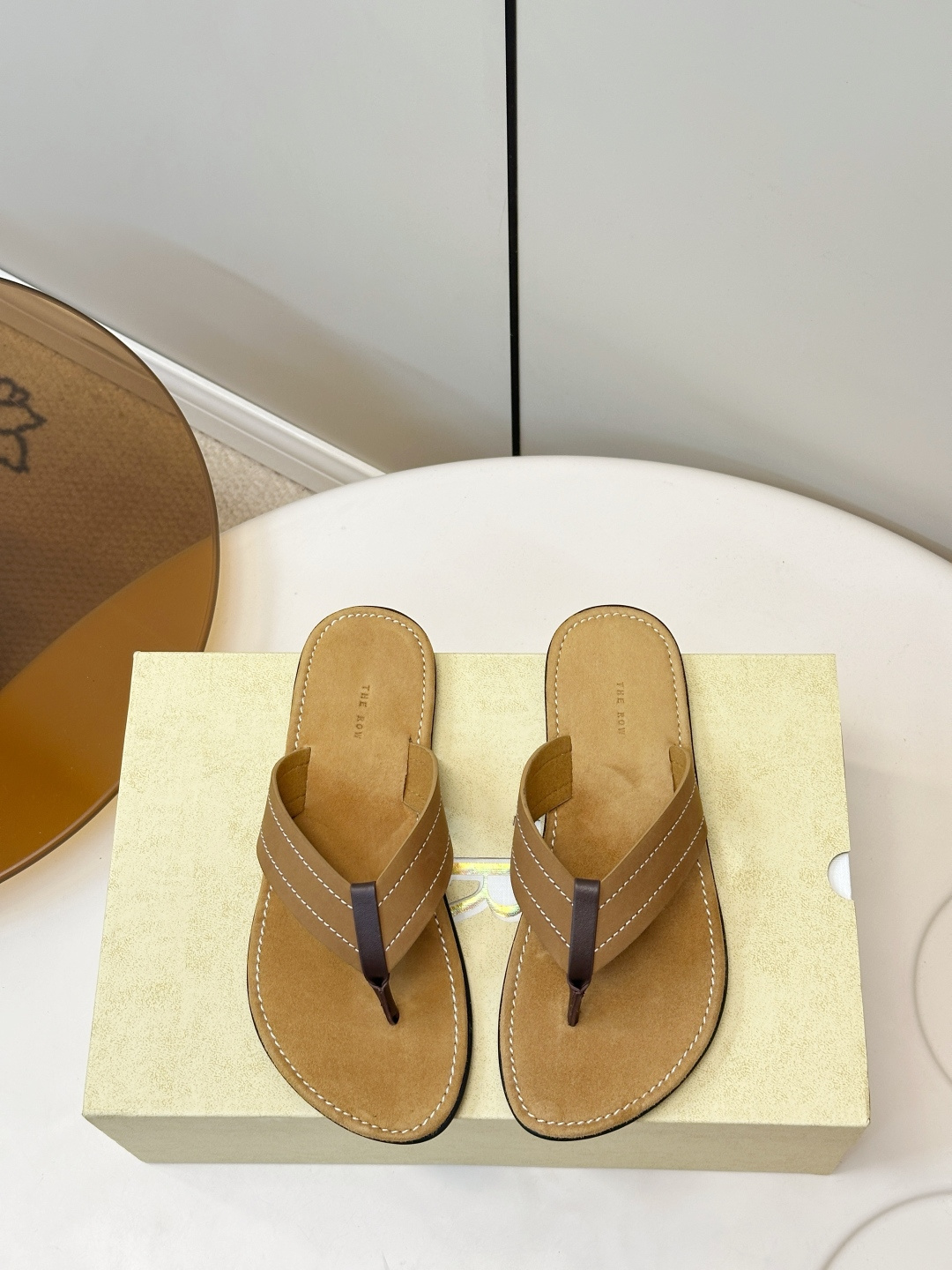 NO:870189,THE ROW Genuine Leather Flip-Flops THE ROW's genuine leather flip-flops are made of cowhide webbing and brown suede soles, which are simple, low-key and high-end. The soles are soft and breathable, and they are very comfortable to wear for a long time. They are great for wearing with skirts or casual pants in summer. The flat-bottom design is stable and can be easily used for commuting, vacations and beaches. It is a practical and fashionable versatile item!  Size 35-40 (40.41 customized) Original rubber sole!  ,split toe shoes,skirts,cowhide,chamois leather19860909THE ROW 真皮人字拖 THE ROW这款真皮人字拖,选用牛皮织带+棕色麂皮鞋底,简约低调又高级.鞋底柔软透气,长时间穿也很舒服,夏天搭裙装或休闲裤都超有范儿.平底设计走路稳,通勤、度假、沙滩都能轻松驾驭,是实用又时髦的百搭单品！ 码数35-40（40.41订做） 原版橡胶底！,分趾鞋,skirts,cowhide,chamois leather,Women's Shoes