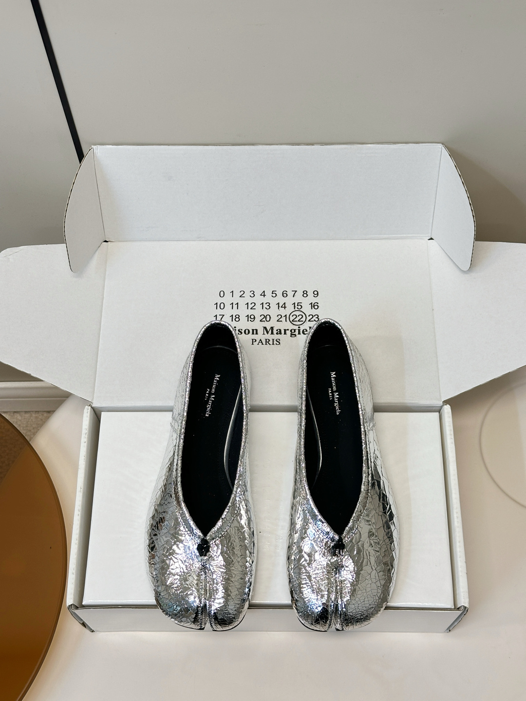 NO:870159,Maison Margiela｜Margiela MM6 Tabi split-toe ballet shoes, flat sole, medium heel Maison Margiela's classic tabi split-toe ballet shoes, highly recognizable!  The split-toe design is inspired by Japanese footbags, with pleated details and shallow cut, retro and avant-garde. It can be easily worn for daily wear or special occasions, comfortable and artistic, and is an iconic item in the fashion circle!  Fabric: Vegetable-tanned calfskin, sheepskin lining, Italian genuine leather bottom, size 35-40 (customized at 40.41), split-toe shoes, masion margiela, masion margiela, cowhide, sheepskin19860909Maison Margiela｜马吉拉 MM6 Tabi分趾芭蕾鞋 平底,中跟 Maison Margiela 经典tabi分趾芭蕾鞋,辨识度超高！分趾设计灵感来自日本足袋,褶皱细节+浅口剪裁,复古又前卫.日常穿搭或特殊场合都能轻松驾驭,舒适又有艺术感,是时尚圈的标志性单品！ 面料植鞣小牛皮 内里羊皮内里 意大利真皮底 码数35-40（40.41订做）,分趾鞋,masion margiela,masion margiela,cowhide,sheepskin,Women's Shoes