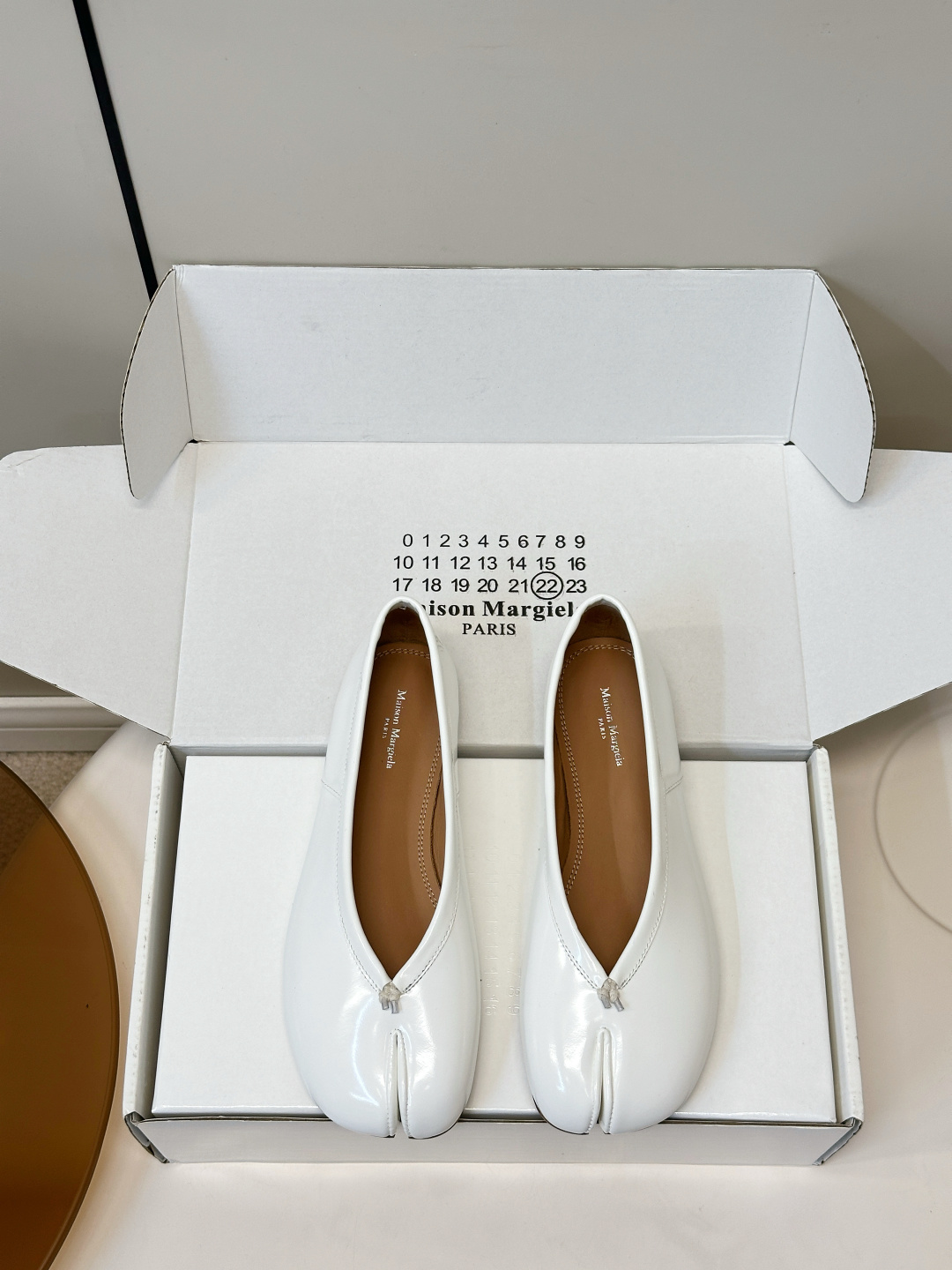 NO:870169,Maison Margiela｜Margiela MM6 Tabi split-toe ballet shoes, flat sole, medium heel Maison Margiela's classic tabi split-toe ballet shoes, highly recognizable!  The split-toe design is inspired by Japanese footbags, with pleated details and shallow cut, retro and avant-garde. It can be easily worn for daily wear or special occasions, comfortable and artistic, and is an iconic item in the fashion circle!  Fabric: open edge beaded cowhide, sheepskin lining, Italian genuine leather bottom, size 35-40 (customized at 40.41), split-toe shoes, masion margiela, masion margiela, cowhide, sheepskin19860909Maison Margiela｜马吉拉 MM6 Tabi分趾芭蕾鞋 平底,中跟 Maison Margiela 经典tabi分趾芭蕾鞋,辨识度超高！分趾设计灵感来自日本足袋,褶皱细节+浅口剪裁,复古又前卫.日常穿搭或特殊场合都能轻松驾驭,舒适又有艺术感,是时尚圈的标志性单品！ 面料开边珠牛皮 内里羊皮内里 意大利真皮底 码数35-40（40.41订做）,分趾鞋,masion margiela,masion margiela,cowhide,sheepskin,Women's Shoes