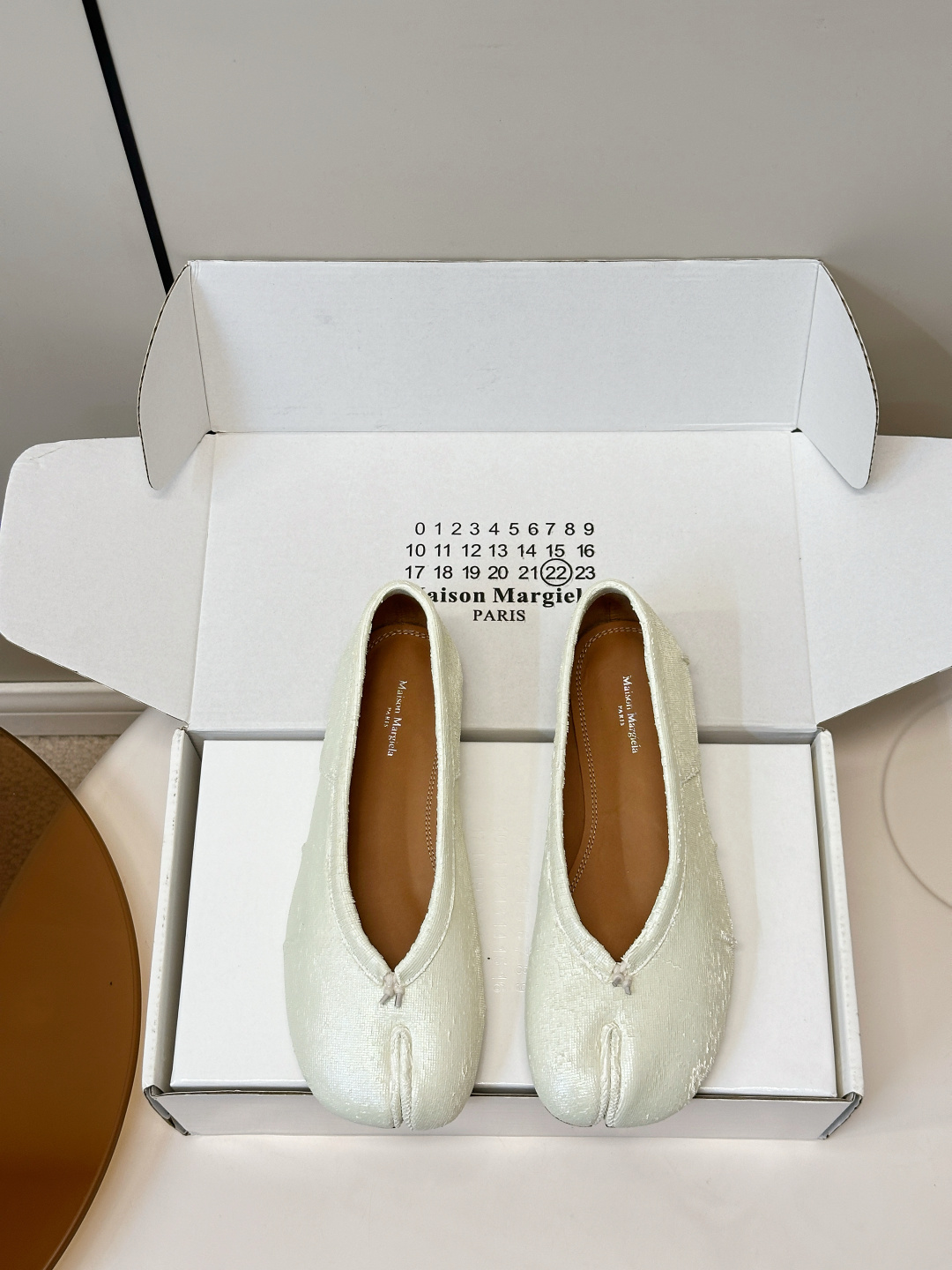 NO:870179,Maison Margiela｜Margiela MM6 Tabi split-toe ballet shoes, flat sole, medium heel Maison Margiela's classic tabi split-toe ballet shoes, highly recognizable!  The split-toe design is inspired by Japanese footbags, with pleated details and shallow cut, retro and avant-garde. It can be easily worn for daily wear or special occasions, comfortable and artistic, and is an iconic item in the fashion circle!  Fabric fitted to leather, lining sheepskin lining, Italian genuine leather bottom, size 35-40 (customized at 40.41), split-toe shoes, masion margiela, masion margiela, sheepskin19860909Maison Margiela｜马吉拉 MM6 Tabi分趾芭蕾鞋 平底,中跟 Maison Margiela 经典tabi分趾芭蕾鞋,辨识度超高！分趾设计灵感来自日本足袋,褶皱细节+浅口剪裁,复古又前卫.日常穿搭或特殊场合都能轻松驾驭,舒适又有艺术感,是时尚圈的标志性单品！ 面料贴合皮 内里羊皮内里 意大利真皮底 码数35-40（40.41订做）,分趾鞋,masion margiela,masion margiela,sheepskin,Women's Shoes
