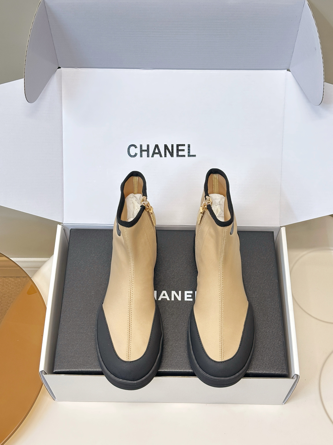 NO:870149,Chanel｜Chanel 2026 Coco Beach Stretch Short Boots Chanel 2026 Coco Beach series short boots, color-blocking design, Naica stretch fabric + black rubber sole, simple and high-end. The boot shaft is printed with the classic double C logo, which is highly recognizable!  Inspired by beach holidays, it is light and comfortable, perfect for vacation or daily casual wear. The upper is made of stretch fabric, the lining is sheepskin, and the original molded rubber sole!  Size 35-40 (40.41 customized), boots, chanel, chanel, boots, sheepskin19860909Chanel｜香奈儿2026 Coco Beach弹力短靴 香奈儿2026 Coco Beach系列短靴,拼色设计,乃卡弹力布+黑色橡胶鞋底,简约又高级.靴筒印有经典双C标志,辨识度超高！灵感来自海滩假日,轻便舒适,超适合度假或日常休闲穿搭. 鞋面乃卡弹力布 内里羊皮 原版开模橡胶底！ 码数35-40（40.41订做）,靴子,chanel,chanel,boots,sheepskin,Women's Shoes
