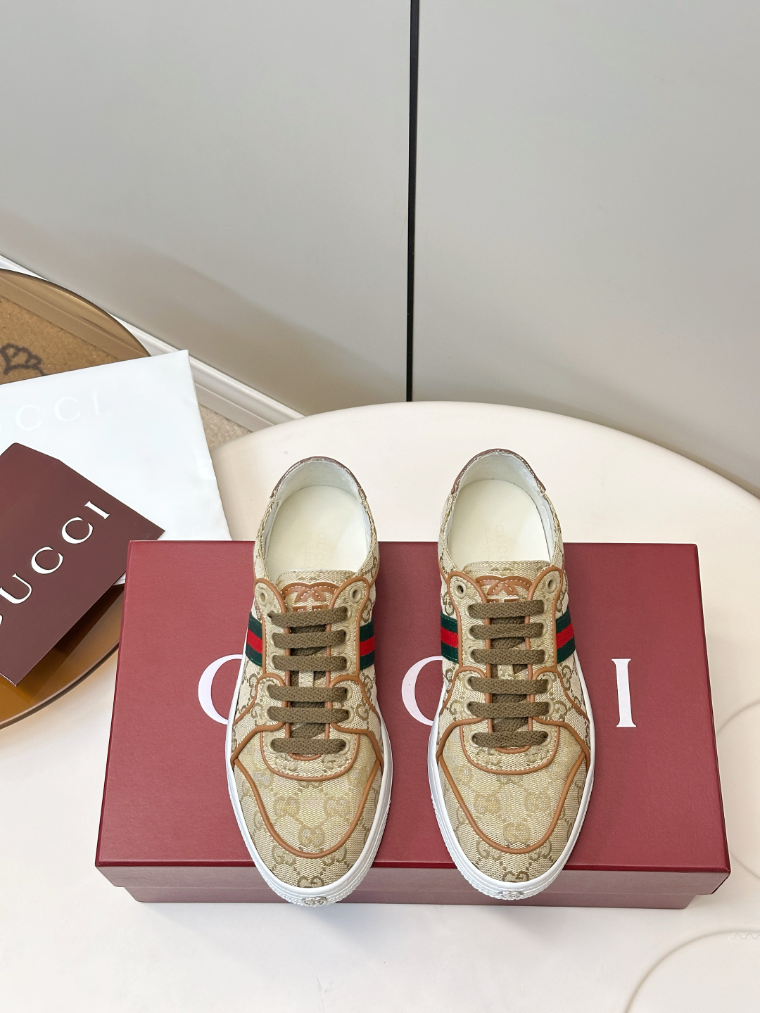 NO:870117,Gucci La Famiglia retro distressed couple style white shoes. Gucci La Famiglia white shoes are made of super soft lambskin, which fit the shape of your feet and are super comfortable to wear!  The red and green webbing + white leather on the side are simple and recognizable. The low-top design is lightweight and can be easily used for daily commuting and leisure. The sole is made of rubber, which is wear-resistant and non-slip. It is both practical and fashionable. It is one of the representative items of Gucci's classic series!  Upper; Sheepskin, Foot Sheepskin!  Original molded rubber sole!  Size 35-45 (45.46 customized), casual shoes/sports shoes, gucci, sneakers, sheepskin19860909Gucci La Famiglia 复古 做旧 情侣款 小白鞋 Gucci La Famiglia小白鞋,选用超软小羊皮,贴合脚型,穿着超舒适！侧面红绿织带+白色皮革,简约又有辨识度.低帮设计轻便,日常通勤、休闲都能轻松驾驭.鞋底橡胶材质,耐磨又防滑,实用与时尚兼备,是Gucci经典系列的代表单品之一！ 鞋面；绵羊皮 垫脚羊皮！ 原版开模橡胶底！ 码数35-45（45.46订做）,休闲鞋/运动鞋,gucci,sneakers,sheepskin,Women's Shoes