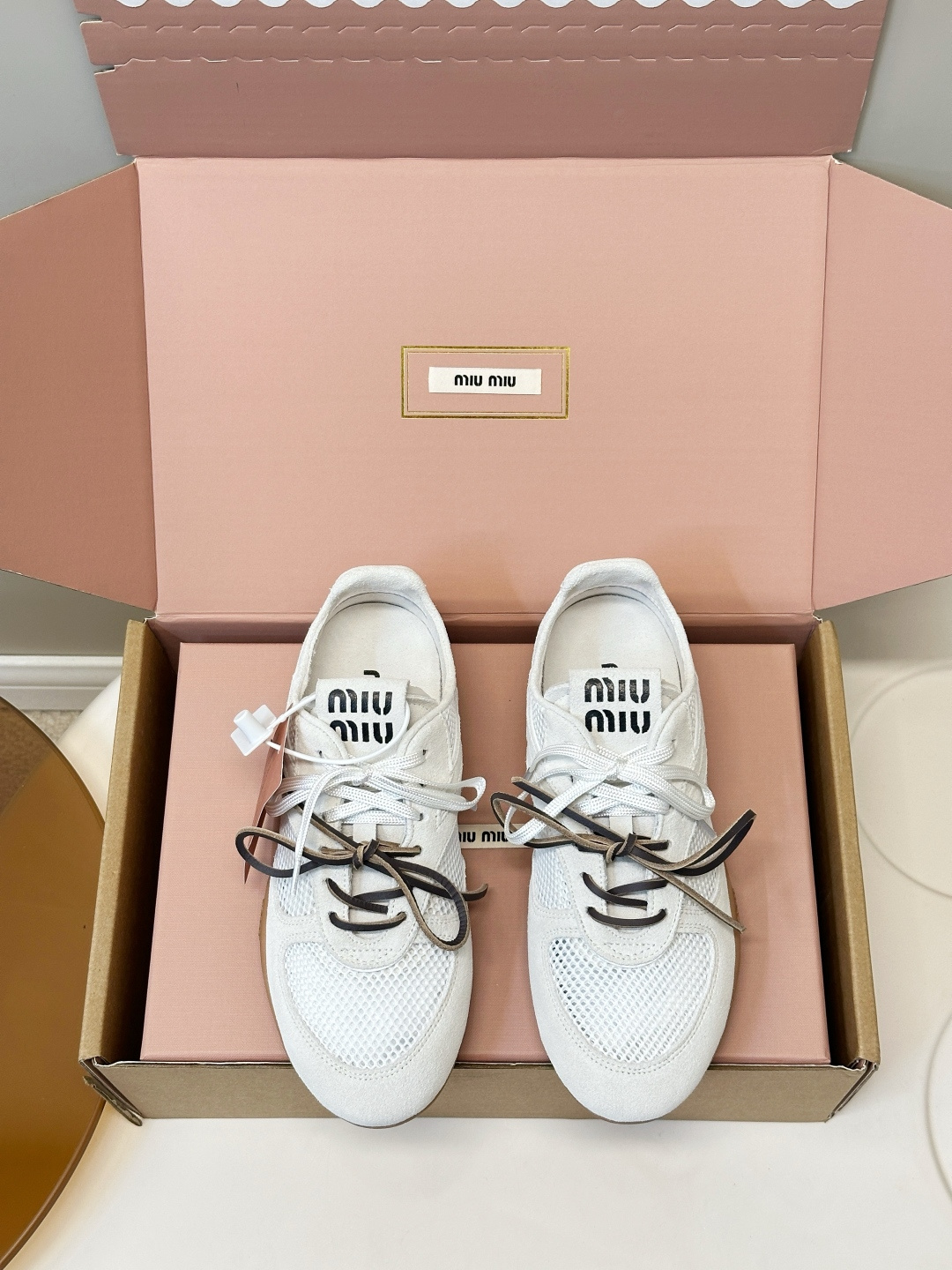 NO:870127,Top version Miumiu｜Miu Miu 2026 new autumn and winter casual moral training shoes New product Miu Miu This pair of sneakers was revealed at the Miu Miu show and has since been launched on major purchasing official websites around the world. It is simple, casual and unruly and can reflect the beauty of tannins. The design of the whole pair of shoes is simple and fashionable, very light on the feet and versatile!  Fabric: Nubuck leather/breathable mesh Lining: terry cloth lining, sheepskin feet Original molded rubber outsole Size: 35-40 (customized at 40.41), casual shoes/sports shoes, miumiu, sneakers, sheepskin19860909顶级版本 Miumiu｜缪缪2026秋冬新品 休闲德训鞋 新品 Miu Miu 缪缪大秀上爆出的这双球鞋 后全球各大代购官网火爆上市. 简单很随意不羁又能体现单宁美感,整双鞋子设计简约时尚,上脚非常轻便 百搭！ 面料: 磨砂皮/透气网布 内里: 毛巾布内里、羊皮垫脚 原版开模橡胶大底 Size:35-40（40.41订做）,休闲鞋/运动鞋,miumiu,sneakers,sheepskin,Women's Shoes