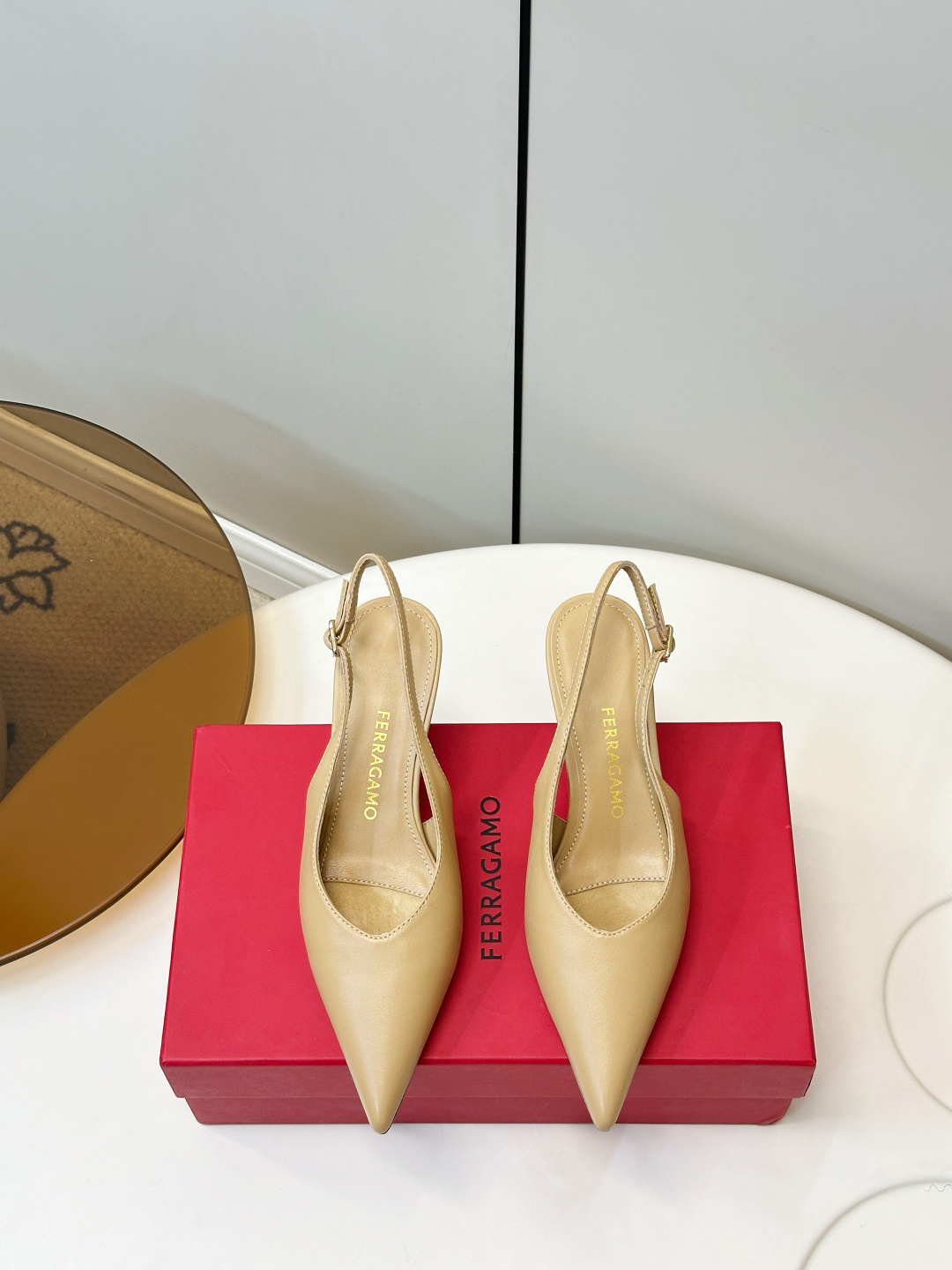NO:870097,Ferragamo | Ferragamo Pointed Toe Back High Heels P Ferragamo's pointy toe back high heels, pointed toe + back hollow design, are elegant and breathable, very suitable for spring and summer. The 6cm stiletto heel elongates the leg line, making it easy to manage commuting, dating, and formal occasions. The shoe lining is soft, comfortable to wear, full of French temperament, and can be easily matched with skirts and trousers, and it adds a sense of sophistication!  Upper quality sheepskin, superb texture, lining sheepskin, Italian genuine leather injection outsole, size 34-43 (34.40.41.42.43 customized), sandals, ferragamo, ferragamo, sandals, high heels, skirts, sheepskin19860909Ferragamo｜菲拉格慕 尖头 后空 高跟鞋 P 菲拉格慕这款尖头后空高跟鞋,尖头+后空设计,优雅又透气,春夏穿超合适. 细跟6cm 拉长腿部线条,通勤、约会、正式场合都能轻松驾驭.鞋内衬柔软,穿着舒适,法式气质满满,裙装裤装都能轻松搭配,精致感直接拉满！ 鞋面优质羊皮 质感超绝 内里羊皮 意大利真皮注塑大底 码数34-43（34.40.41.42.43订做）,凉鞋,ferragamo,ferragamo,sandals,high heels,skirts,sheepskin,Women's Shoes