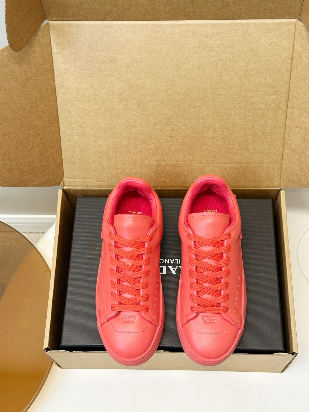NO:870139,PRADA Court series casual fashion sneakers bread shoes PRADA Court series beige sneakers, simple upper with classic triangle logo, highly recognizable. Rubber sole, comfortable and wear-resistant, suitable for daily wear or light exercise!  The low-top design is versatile and can be easily matched with any style. Fashionable and practical, a must-have for fashionistas!  Made of high-quality cowhide, with fine texture and durability. Sheepskin lining, original open-molded rubber foam sole, size 35-45 (customized for women 40 and men 45), casual shoes/sports shoes, prada, sneakers, cowhide, sheepskin19860909PRADA Court系列 休闲 时尚 运动鞋 面包鞋 PRADA Court系列米色运动鞋,简约鞋面搭配经典三角标,辨识度超高.橡胶鞋底,舒适又耐磨,日常穿搭或轻运动都OK！低帮设计,百搭不挑风格,轻松驾驭各种造型.时尚实用,潮人必入！ 采用优质牛皮,质感细腻耐用. 内里羊皮 原版开模橡胶发泡底 码数35-45（女40.男45订做）,休闲鞋/运动鞋,prada,sneakers,cowhide,sheepskin,Women's Shoes