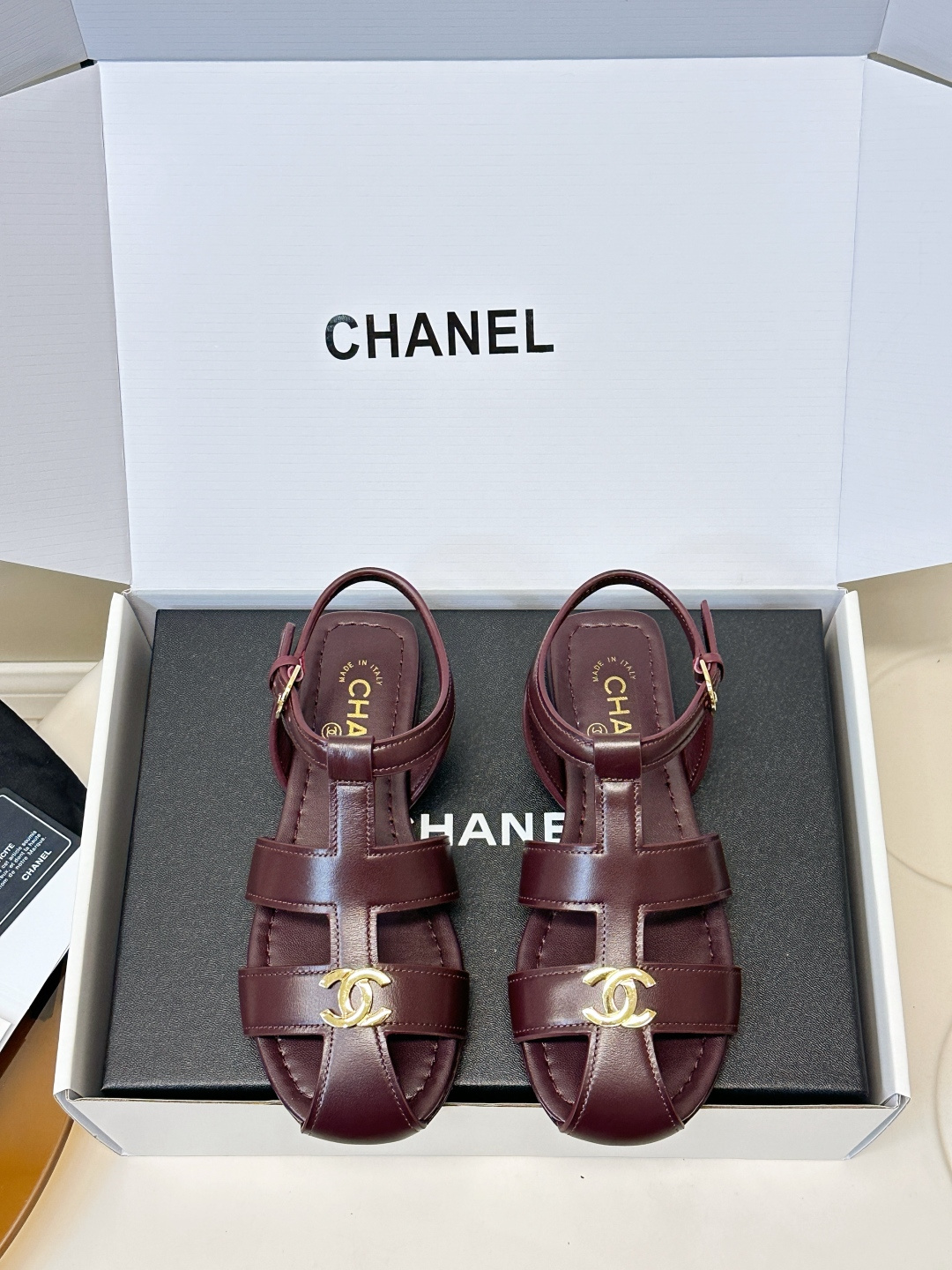 NO:870108,Chanel｜Chanel T-strap Hollow Roman Sandals Chanel's T-strap flat sandals are made of smooth calfskin, with a delicate texture and durability. The upper is embellished with a golden double C logo, making the brand highly recognizable. The flat-bottom design is comfortable for daily wear, the T-strap has a stable structure, and an adjustable metal buckle at the heel, suitable for various foot types. The burgundy color is elegant and versatile, and can be easily worn in summer or vacation. It looks great in skirts or casual pants, and easily enhances the sophistication of your look.  Sheepskin lining, Italian genuine leather bottom, size 35-40 (customized at 40.41), sandals, chanel, chanel, sandals, skirts, cowhide, sheepskin19860909Chanel｜香奈儿 T字带 镂空 罗马凉鞋 香奈儿这款T字带平底凉鞋,采用光滑小牛皮,质感细腻又耐用.鞋面点缀金色双C标志,品牌辨识度超高.平底设计,日常穿着舒适,T字带结构稳固,后跟可调节金属扣,适合各种脚型.酒红色优雅百搭,夏季或度假都能轻松驾驭,无论裙装还是休闲裤都很出彩,轻松提升造型精致感. 内里羊皮 意大利真皮底 码数35-40（40.41订做）,凉鞋,chanel,chanel,sandals,skirts,cowhide,sheepskin,Women's Shoes