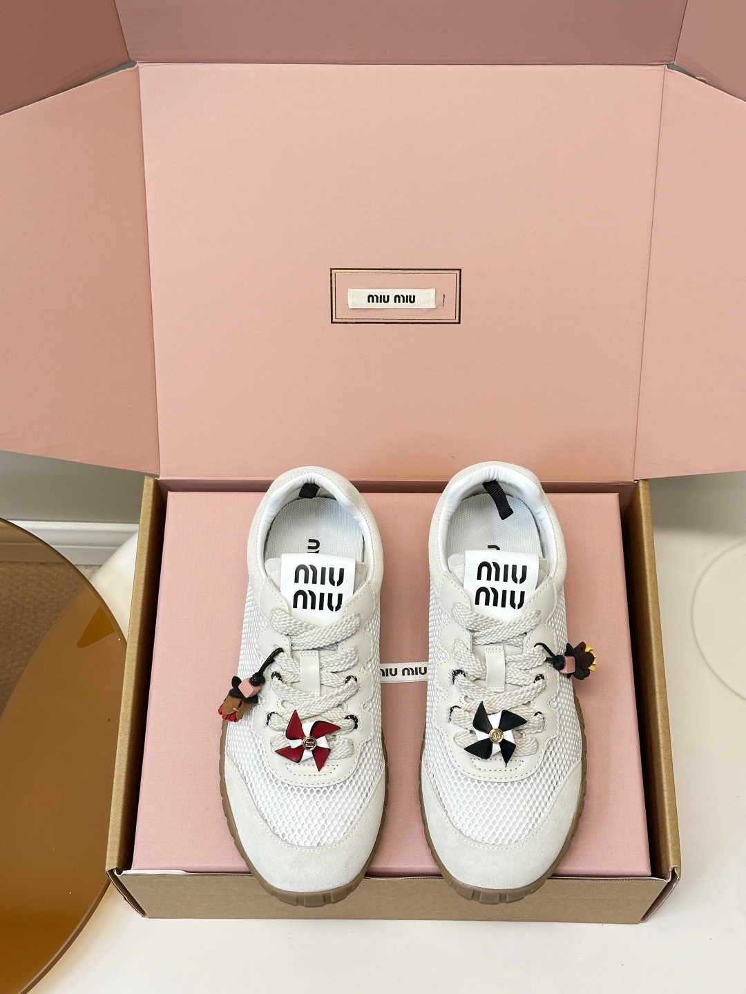 NO:870086,Top version (airplane box + fasteners) MIUMIU | Miu Miu mesh stitching sneakers, tire soles, biscuit shoes. These sneakers are designed with white mesh stitching, breathable and comfortable, and decorated with original buckles, which is super interesting. The tire rubber soles are non-slip and wear-resistant, and are OK for daily wear or light exercise!  The overall style is simple and versatile, and it looks more fashionable with light-colored socks. It is very suitable for spring and summer~ The upper is spliced ​​with sheep tendon and breathable mesh, and the sheepskin lining is the original open-molded rubber sole. Size 35-40 (40.41. Customized), casual shoes/sports shoes, miumiu, sneakers, sheepskin, socks19860909顶级版本（飞机盒+扣件） MIUMIU｜缪缪网面拼接运动鞋 轮胎底 饼干鞋 这款运动鞋采用白色网面拼接设计,透气又舒适,原版扣件点缀,超有趣味感. 轮胎橡胶鞋底防滑耐磨,日常穿搭或轻运动都OK！整体简约百搭,配浅色袜子更显时尚,春夏季节穿超合适～ 鞋面羊筋拼接透气网 羊皮里 原版开模橡胶底 码数35-40（40.41.订做）,休闲鞋/运动鞋,miumiu,sneakers,sheepskin,socks,Women's Shoes