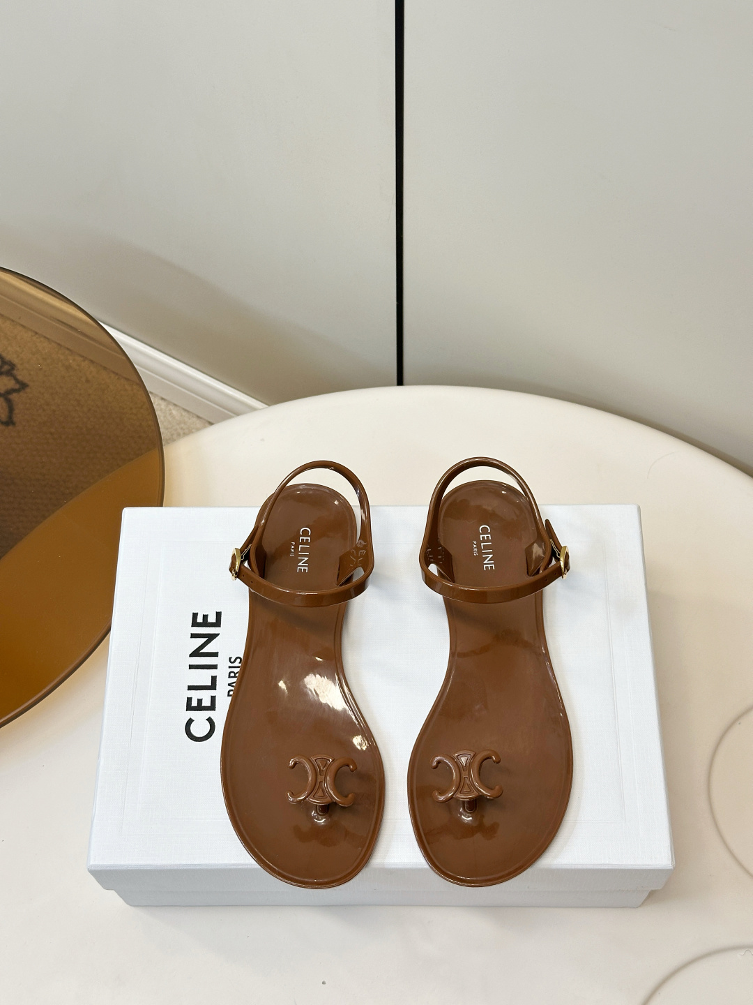 NO:870039,Celine 26ss Arc de Triomphe jelly sandals Celine Arc de Triomphe jelly sandals are made of shiny jelly material, light and waterproof, perfect for summer!  The upper is a classic clip-on design, embellished with metal buckles, and full of details. The Arc de Triomphe logo on the toe is very recognizable, giving it a full sense of brand!  The flat-bottom design is very comfortable for daily outings or vacations. It goes well with simple or holiday-style clothing and can easily become the focus of the style. The original one-to-one mold opening kit!  ,split toe shoes,celine,sandals19860909Celine 26ss 凯旋门 果冻 凉鞋 Celine凯旋门果冻凉鞋,采用亮面果冻材质,轻盈又防水,夏天穿超合适！鞋面是经典夹脚设计,金属扣环点缀,细节满分.鞋头凯旋门Logo超有辨识度,品牌感拉满！平底设计,日常出街或度假都很舒适,搭配简约或度假风服饰都很出彩,轻松成为造型焦点 原版一比一开模套件！,分趾鞋,celine,sandals,Women's Shoes