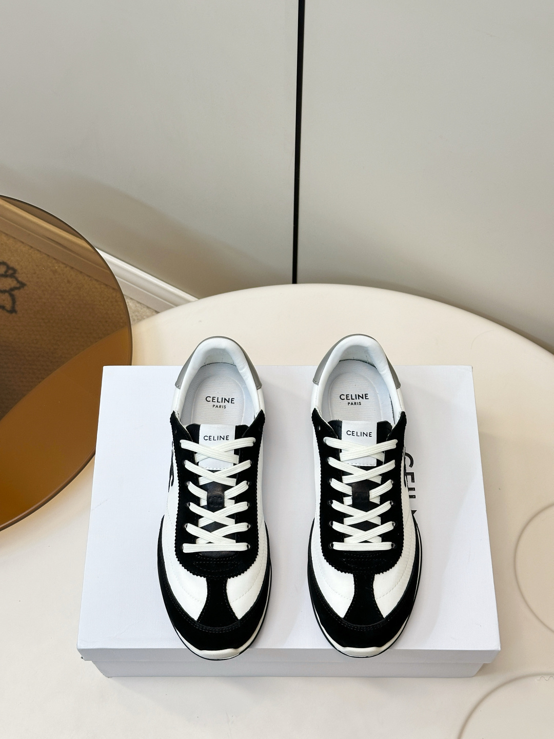 NO:870059,CELINE | Celine's latest racer series for spring and summer. Forrest Gump shoes. Sports shoes. Many celebrity fashion bloggers have cultivated them. The design of Forrest Gump shoes is classic and timeless. It is cool and versatile. Whether it is sports style or casual wear for daily outings, it can be perfectly adapted to easily enhance the texture of the overall look. Moreover, the design of this pair of shoes fits the shape of the foot very well and will not tire your feet when walking. It is also very breathable in spring and summer and will not make you sweat.  Whether you are going shopping, traveling or doing sports, it can be your best match. High-mercerized cowhide upper with breathable fabric. Original private model TPU combination outsole. Size 35-40 (customized at 40.41), casual shoes/sports shoes, celine, sneakers, cowhide19860909CELINE｜思琳春夏最新款Racer系列 阿甘鞋 运动鞋  超多明星时尚博主种草 阿甘鞋鞋型设计经典永不过时 酷帅又百搭无论是运动风穿搭 还是日常出街的休闲装,它都能完美适配,轻松提升整体造型的质感 而且这双鞋的设计很贴合脚型,走路不累脚,春夏穿着也很透气,不会闷汗 不管你是去逛街、旅行还是运动,它都能成为你的最佳搭子 鞋面高丝光牛皮拼接透气布 原版私模TPU组合大底 Size35-40（40.41订做）,休闲鞋/运动鞋,celine,sneakers,cowhide,Women's Shoes