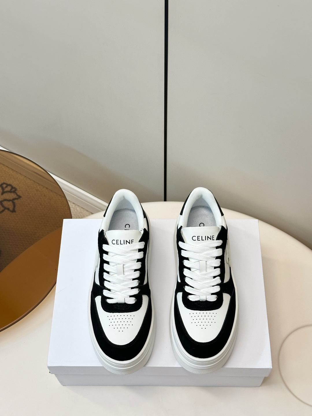 NO:870068,Celine Block Arc de Triomphe thick-soled sneakers, white shoes Celine Block series thick-soled sneakers, color-blocking design. The Arc de Triomphe logo on the side is super recognizable, and the thick sole increases the height by about 5cm, which is a great tool for lengthening your legs!  It can be easily used for daily commuting and leisure. It looks great with trousers or skirts. It is fashionable and practical. It is a classic and versatile style of Celine and is loved by everyone~ Fabric calfskin/cashmere splicing Breathable mesh lining Original open-molded rubber foam outsole Size 35-40 (40.41 custom-made, casual shoes/sports shoes, celine, sneakers, skirts, cowhide19860909Celine Block 凯旋门 厚底运动鞋 小白鞋 Celine Block系列厚底运动鞋,拼色设计.侧面凯旋门 Logo超有辨识度,厚底增高约5cm,显腿长神器！日常通勤、休闲都能轻松驾驭,搭配长裤或裙装都很出彩,时髦又实用,是Celine经典百搭款,深受大家喜爱～ 面料小牛皮/羊绒拼接 内里透气网布 原版开模橡胶发泡大底 码数35-40（40.41订做,休闲鞋/运动鞋,celine,sneakers,skirts,cowhide,Women's Shoes