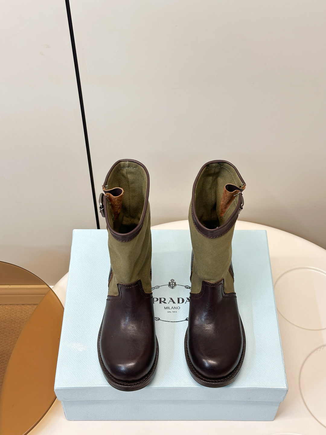 NO:887357,Prada 26ss New Product Canvas Splicing Rider Boots Loose Short Boots Prada’s spliced ​​knight boots are made of leather + canvas, with a retro and tough style that is super stylish!  The metal belt buckle is embellished and the details are perfect. The thick heel design is comfortable to wear and can elongate the leg line. It is suitable for daily commuting or street style. The boot height is just right, and it goes well with jeans, skirts and coats. It easily enhances the sense of fashion and is a must-have item to express your personality. Upper calfskin stitched canvas fabric, lining sheepskin, original open-molded rubber sole + genuine leather welt, combined sole  Size 35-40 (40.41 customized), boots, prada, boots, skirts, jeans, cowhide, sheepskin19860909Prada 26ss新品 帆布拼接 骑士靴 松弛感短靴 Prada这款拼接骑士靴,采用皮革+帆布,复古硬朗风格超有型！金属皮带扣点缀,细节满分.粗跟设计,穿着舒适还能拉长腿部线条,日常通勤或街头造型都很适合.靴筒高度刚好,搭配牛仔裤、短裙、大衣都很出彩,轻松提升时尚感,是表达个性态度的必备单品 鞋面小牛皮拼接帆布面料 内里羊皮 原版开模橡胶底+真皮沿条 组合底 码数35-40（40.41订做）,靴子,prada,boots,skirts,jeans,cowhide,sheepskin,Women's Shoes