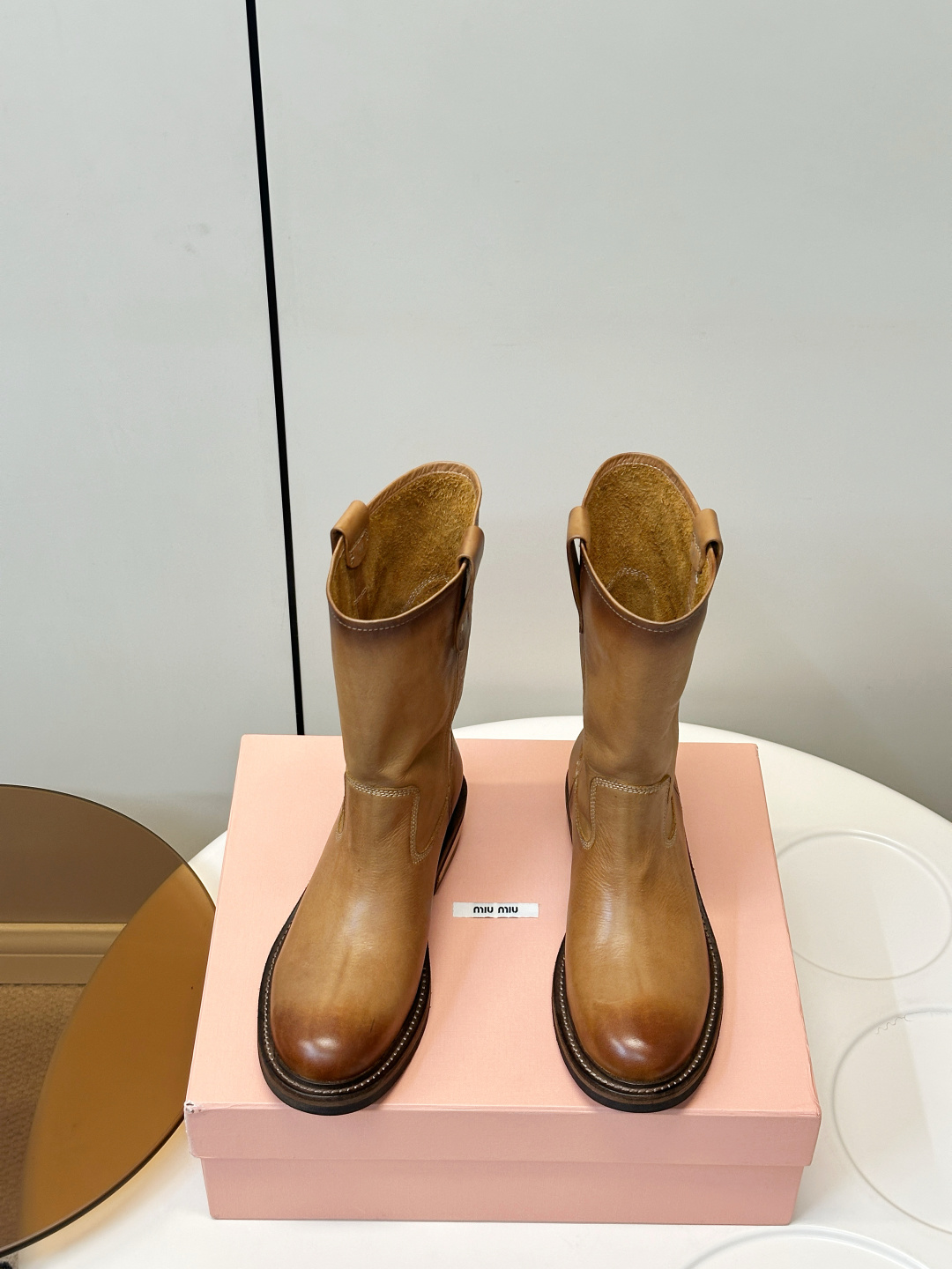 NO:887365,Miu Miu 2026 spring and summer catwalk style pile boots, slip-on short boots Miu Miu 2026 spring and summer series pile boots, the boots have natural pleats, are lazy and casual, and the half-inside design is light and not bulky, perfect for autumn and winter wear.  The insole is soft and very comfortable to wear for a long time. It is suitable for Citywalk or daily outings. Inspired by the fusion of workplace and daily life, it is both strong and soft, practical and fashionable. It is one of the highlight items of this season!  The fabric is made of washed cowhide. The original open-molded rubber sole is anti-slip and the leather combination sole. The size is 35-40 (customized at 40.41), boots, miumiu, boots, cowhide.19860909MiuMiu 2026春夏走秀款堆堆靴 一脚蹬短靴 Miu Miu 2026春夏系列堆堆靴,靴筒自然褶皱,慵懒随性,半内里设计轻薄不臃肿,秋冬穿搭氛围感满分艹. 鞋垫柔软,长时间穿也很舒适,Citywalk或日常出街都很合适.灵感融合职场与日常,刚柔并济,实用又时髦,是本季亮点单品之一！ 面料采用水洗牛皮面料 原版开模橡胶鞋底防滑+真皮组合底 码数35-40（40.41订做）,靴子,miumiu,boots,cowhide,Women's Shoes