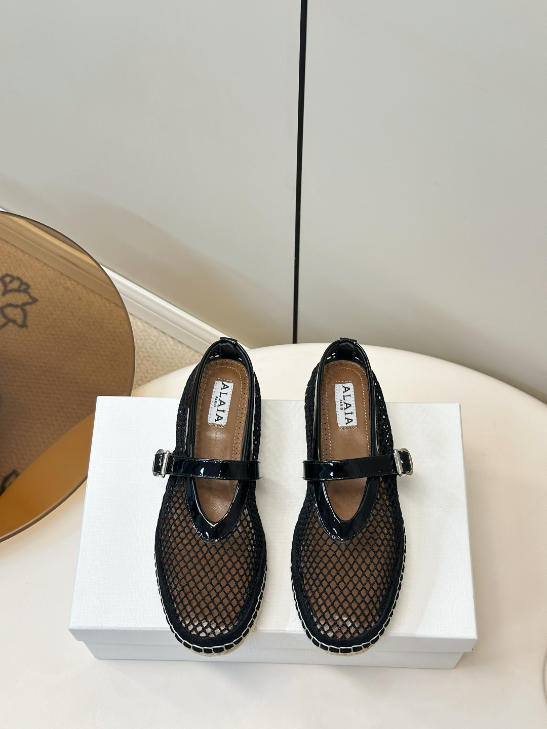 NO:921514,alaia's new mesh fisherman shoes ALAIA's fishnet fisherman shoes, nylon woven mesh with patent leather straps of the same color, silver buckle embellishment, the whole is very eye-catching. It has a strong sense of presence in summer!  Soft patent leather upper + mesh, padded sheepskin, original straw outsole, size 35-40 (customized at 40.41.42), fisherman shoes, alaia, espadrilles, espadrilles, sheepskin19860909alaia阿莱娅新款网面渔夫鞋 ALAIA 的渔网渔夫鞋,尼龙编织网面搭配同色漆皮搭带,银色搭扣点缀,整体非常亮眼.夏天穿存在感很强！ 鞋面软漆皮+网面 垫脚羊皮 原版草编大底 码数35-40（40.41.42订做）,渔夫鞋,alaia,espadrilles,espadrilles,sheepskin,Women's Shoes