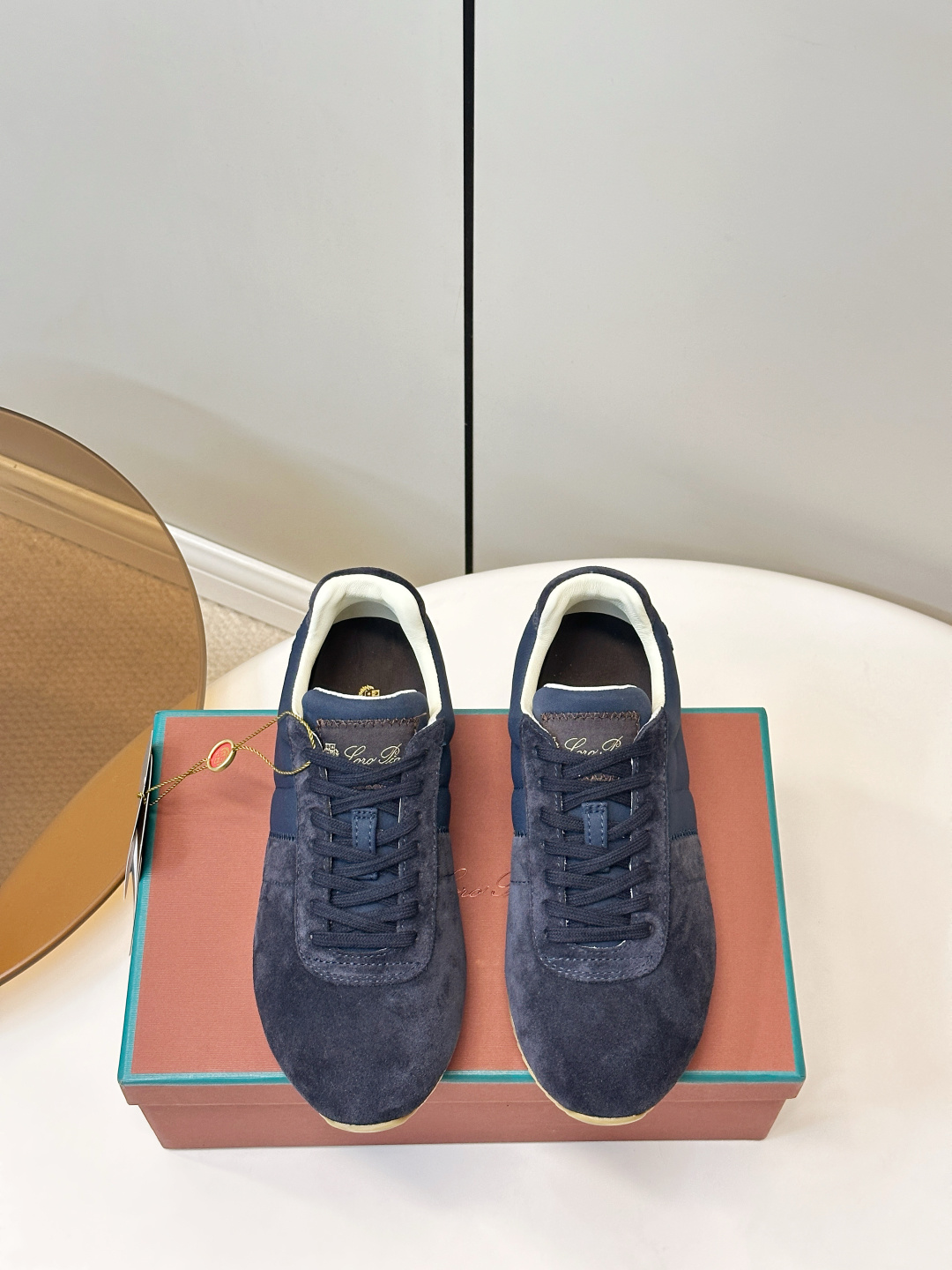 NO:923047,Loro Piana | Early Autumn Series Fast Walk Casual Shoes for Couples Moral Shoes (Men's Size) Fast Walk sneakers are practical and elegant, with a smooth low-top design that fits the curve of the foot and shows the style of a classic running shoe. The upper is made of soft and delicate suede material, spliced with Wind fabric to improve performance. The heel is decorated with a hot-embossed Loro Piana logo, adding a signature finishing touch. Sheepskin lining Original molded rubber sole  Size 35-45 (customized to 40 for women, 45 for men), casual shoes/sports shoes, loro piana, sneakers, sheepskin19860909Loro Piana |早秋系列情侣款Fast Walk休闲鞋 德训鞋（男码） Fast Walk运动鞋实用优雅,流畅的低帮设计,贴合足部曲线,尽显经典跑鞋风范. 鞋面采用柔软细腻的绒面材质,拼接Wind面料以提升性能. 鞋跟饰以热压印Loro Piana徽标,增添标志性点睛之笔. 内里羊皮 原版开模橡胶底 码数35-45（女40订做,男45订做）,休闲鞋/运动鞋,loro piana,sneakers,sheepskin,Women's Shoes