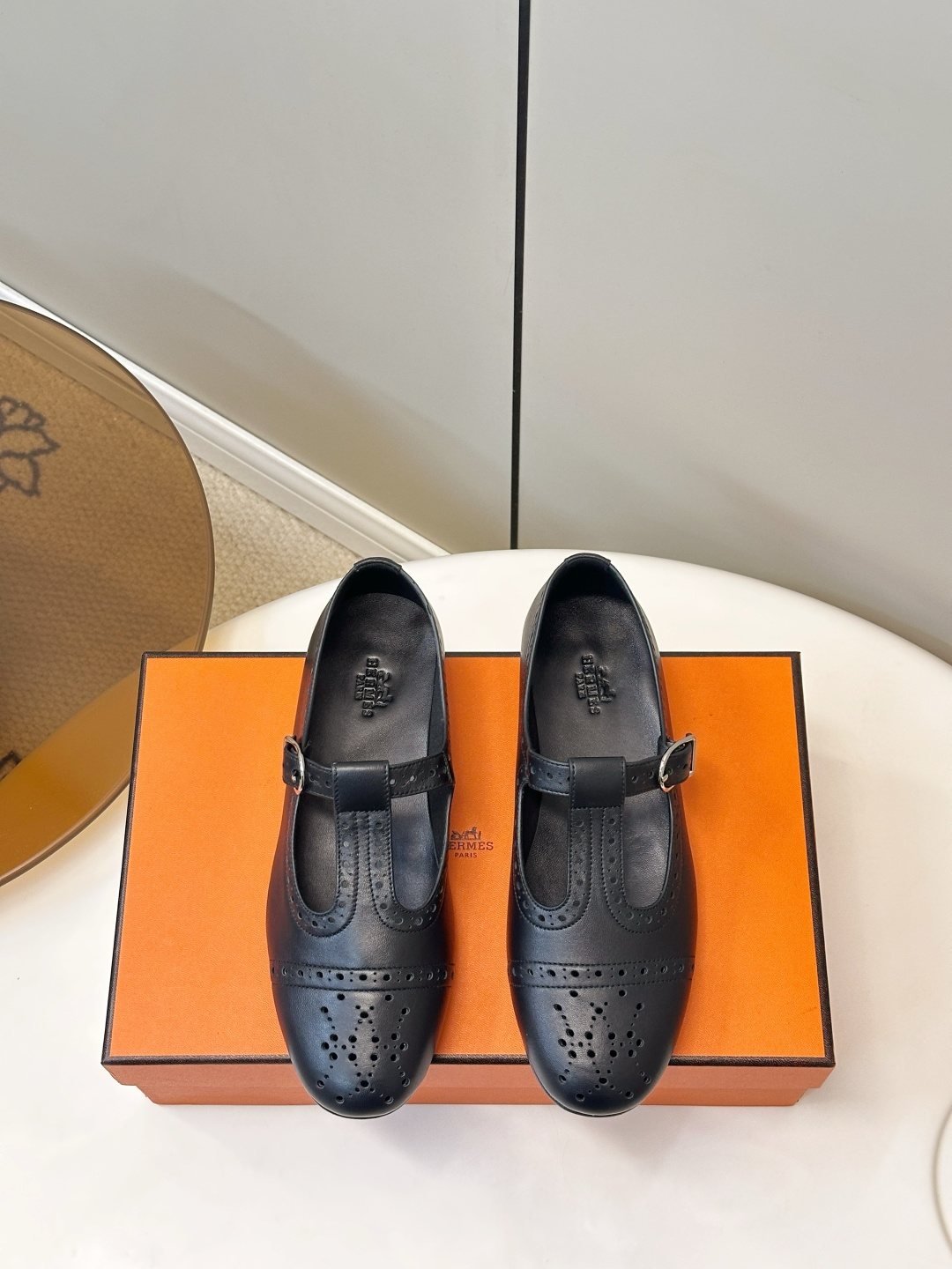NO:923035,HERMES｜26ss Hermès brogue carved Mary Jane shoes. This Hermès design has a round toe, T-shaped buckle strap, and flat bottom design. The upper has a classic brogue punching pattern. The overall style is retro and literary, and it is very versatile. The upper is made of Hermès special calfskin, the lining is soft and delicate sheepskin, and the Italian genuine leather sole is code number 35-40 (customized at 40.41.42), Mary Jane, hermes, hermes, mary.  jane,cowhide,sheepskin19860909HERMES｜26ss爱马仕布洛克雕花玛丽珍单鞋 这款爱马仕采用圆头、T字扣搭带、平底设计,鞋面有经典的布洛克冲孔花纹,整体风格偏复古文艺,很百搭. 鞋面爱马仕专用小牛皮 内里柔软细腻绵羊皮 意大利真皮底 码数35-40（40.41.42订做）,玛丽珍,hermes,hermes,mary jane,cowhide,sheepskin,Women's Shoes