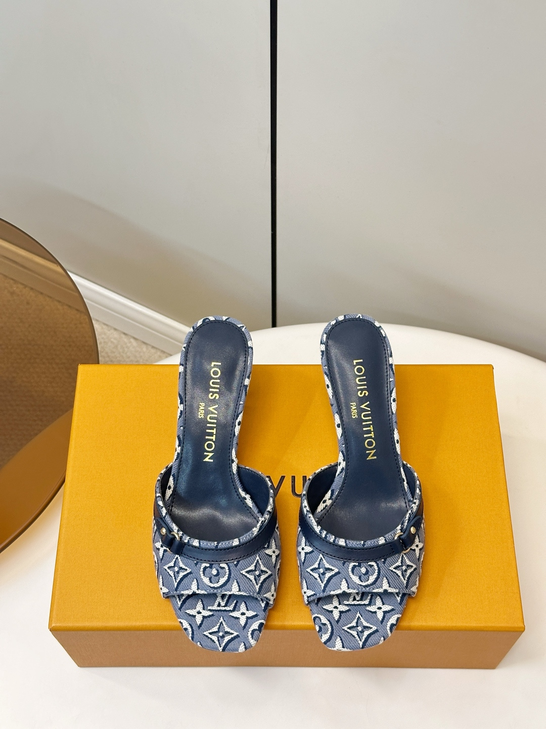 NO:927661,Louis VuittonMurakami LV Monogram Satin Presbyopic Cat Heel Slippers LV Monogram Slippers, classic presbyopic canvas + leather decoration, metal rivet embellishment, full of brand sense!  The white rubber sole is light and comfortable, and can be easily used in daily life or vacation. The open upper design is breathable and fashionable, and is perfect for summer. Whether it is paired with casual or vacation style, it can easily enhance the style. It is a fashionable and practical item!  The upper is made of classic LV presbyopia material, the lining/foot pad is sheepskin, the heel height is 5cm, the Italian genuine leather sole is 35-41 (customized at 40.41), high heels, louis vuitton, louis vuitton, high heels, slippers, sheepskin, silk fabric19860909Louis VuittonMurakami LV Monogram 绸缎老花 猫跟 拖鞋 LV Monogram拖鞋,经典老花帆布+皮革装饰,金属铆钉点缀,品牌感满满！白色橡胶鞋底,轻便舒适,日常或度假都能轻松驾驭.开放式鞋面设计,透气又时髦,夏天穿超合适～无论搭配休闲还是度假风,都能轻松提升造型感,是时尚与实用兼具的单品！ 鞋面经典LV老花材质 内里/垫脚羊皮 跟高5cm 意大利真皮底 35-41（40.41订做）,高跟鞋,louis vuitton,louis vuitton,high heels,slippers,sheepskin,silk fabric,Women's Shoes