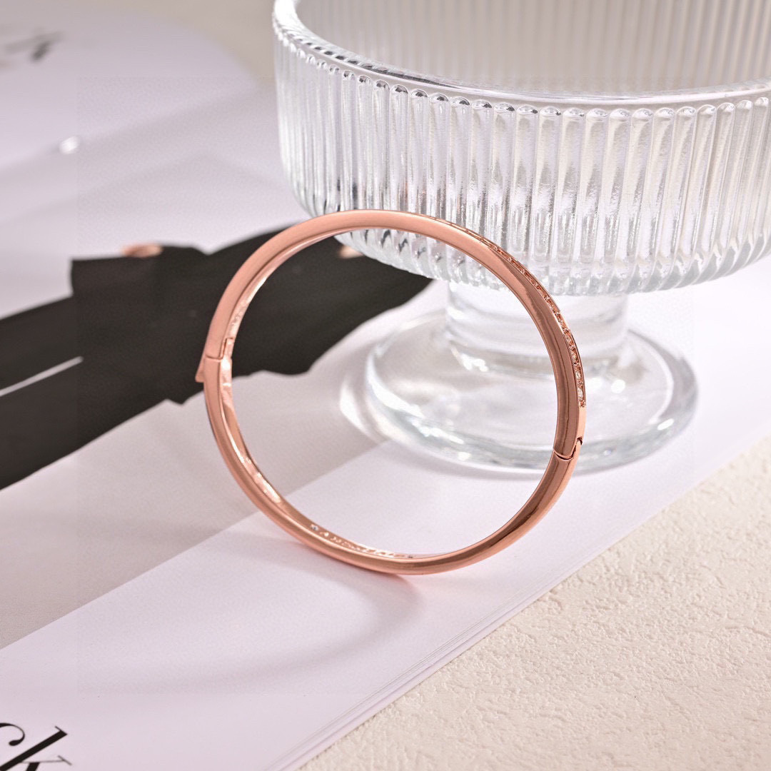 Givenchy Sanskrit Symbolizes Love and Elegance with Infinite Airy Design. - 图片 5