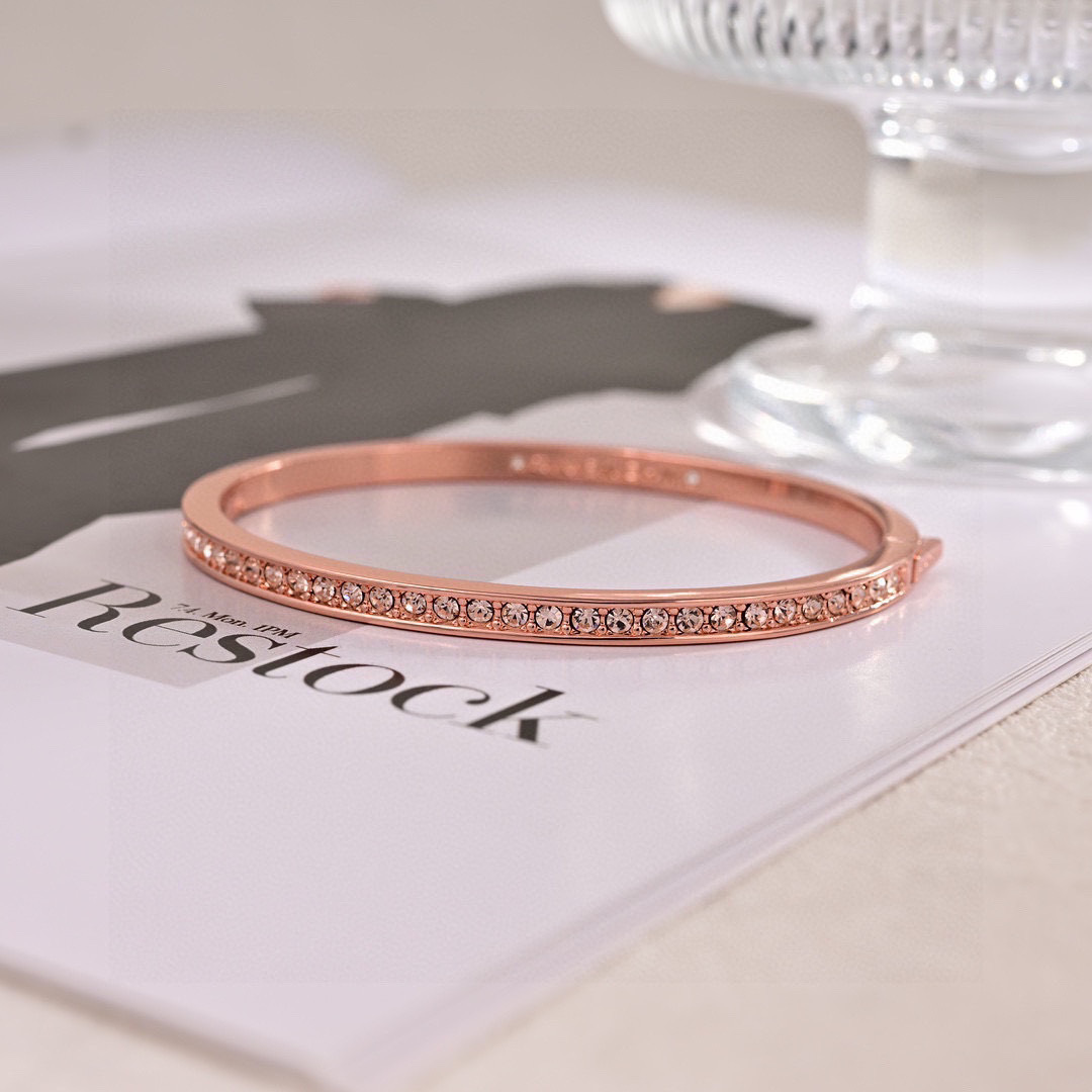 Givenchy Sanskrit Symbolizes Love and Elegance with Infinite Airy Design. - 图片 4