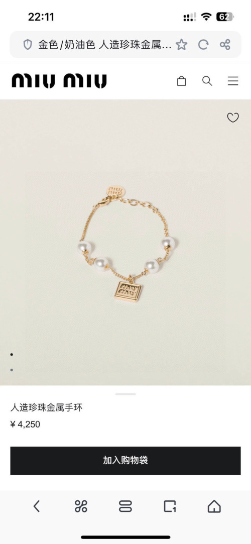 Elegante Pulsera Miu Miu con Perlas Artificiales y Detalles de Metal Dorado 1 Elegante Pulsera Miu Miu con Perlas Artificiales y Detalles de Metal Dorado
