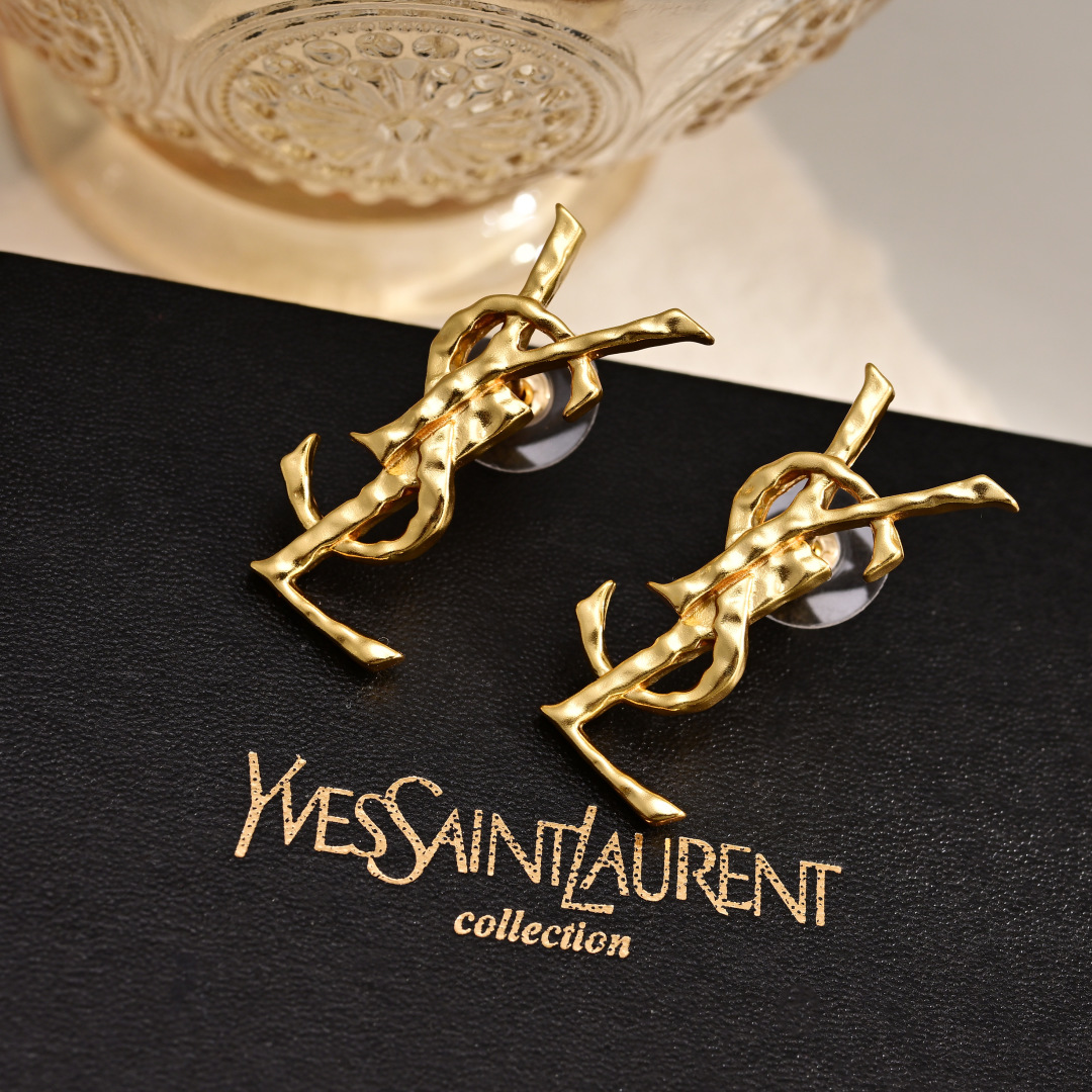 ❤️85包邮/原单代购级别
YSL 圣罗兰 耳钉 原装黄铜材质 Yves Saint Laurent 创立于1961年 优雅抽象大胆别致的设计风格使它成为奢华时尚界著名的品牌之一。引领精致、时尚、新颖的法国时尚风格。