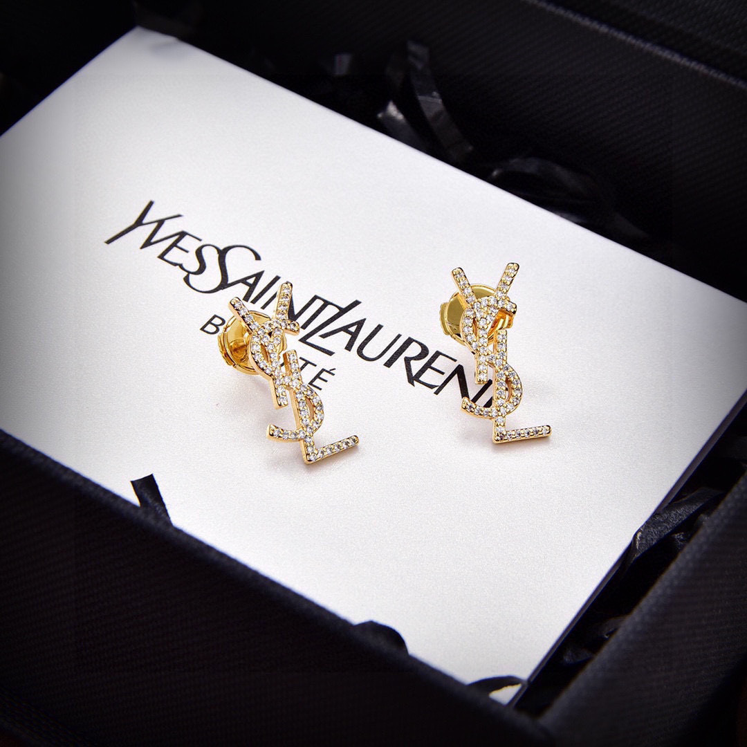 p48❤️YSL 圣罗兰 字母耳钉 原装黄铜材质 Yves Saint Laurent 创立于1961年 优雅抽象大胆别致的设计风格使它成为奢华时尚界著名的品牌之一。引领精致、时尚、新颖的法国时尚风格。