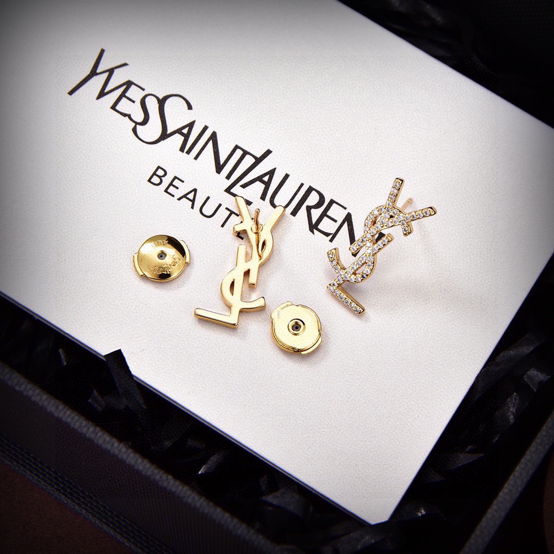 p48❤️YSL 圣罗兰 字母耳钉 原装黄铜材质 Yves Saint Laurent 创立于1961年 优雅抽象大胆别致的设计风格使它成为奢华时尚界著名的品牌之一。引领精致、时尚、新颖的法国时尚风格。