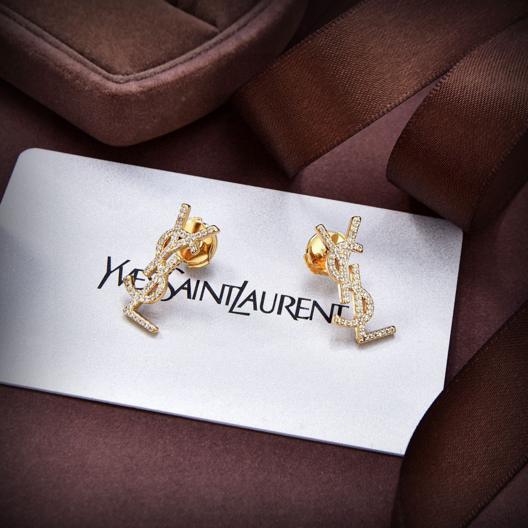 p48❤️YSL 圣罗兰 字母耳钉 原装黄铜材质 Yves Saint Laurent 创立于1961年 优雅抽象大胆别致的设计风格使它成为奢华时尚界著名的品牌之一。引领精致、时尚、新颖的法国时尚风格。