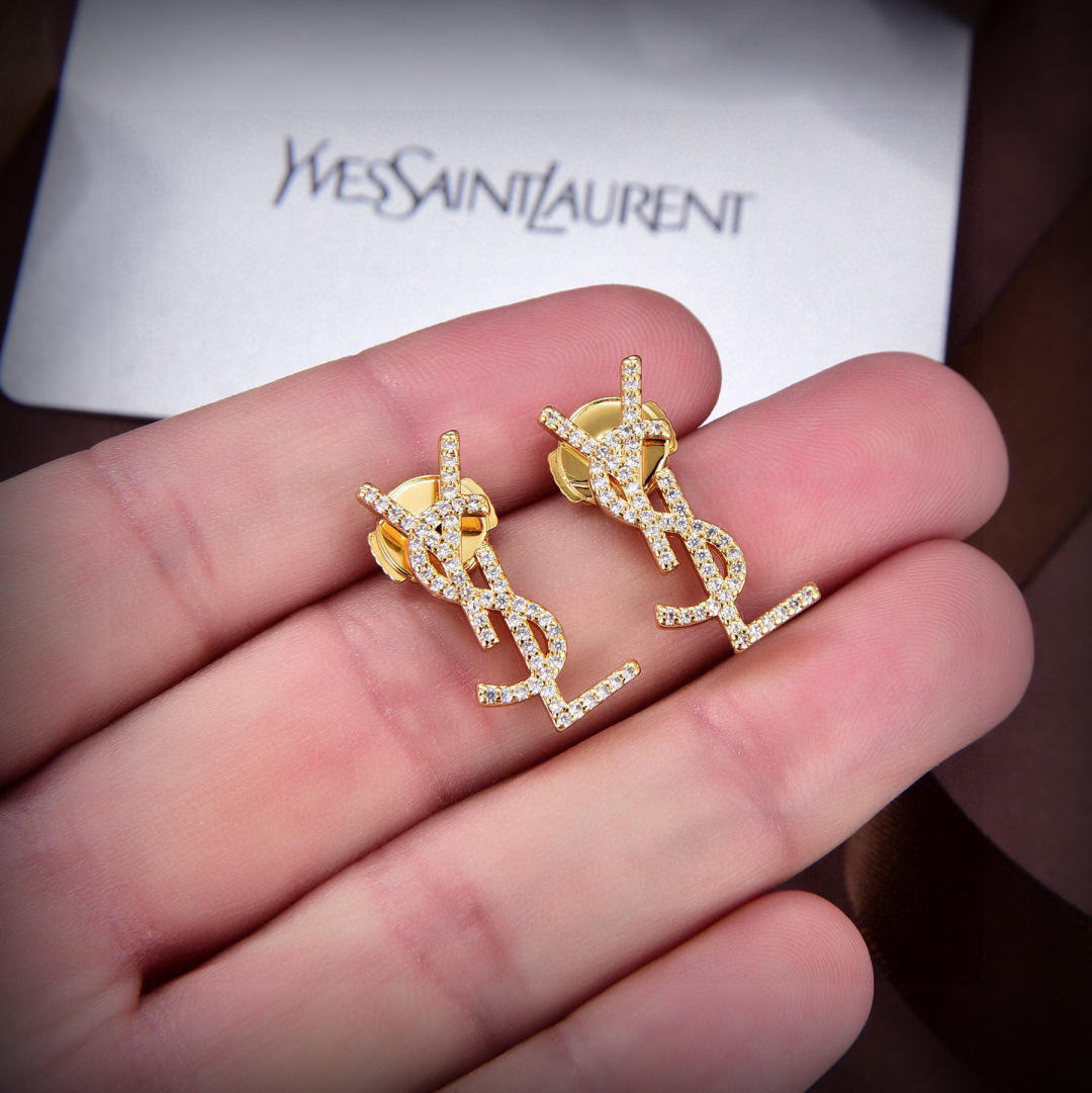 p48❤️YSL 圣罗兰 字母耳钉 原装黄铜材质 Yves Saint Laurent 创立于1961年 优雅抽象大胆别致的设计风格使它成为奢华时尚界著名的品牌之一。引领精致、时尚、新颖的法国时尚风格。