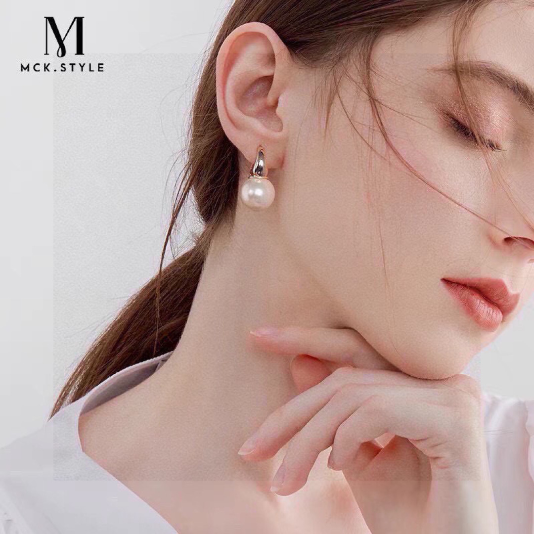 ❤️85包邮/原单代购级别
赛琳Celine 新款金色珍珠耳环 与众不同的设计 个性十足 颠覆你对传统耳环的印象 使其魅力爆灯