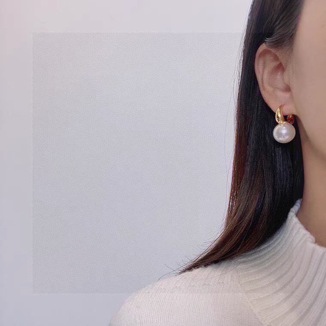 ❤️85包邮/原单代购级别
赛琳Celine 新款金色珍珠耳环 与众不同的设计 个性十足 颠覆你对传统耳环的印象 使其魅力爆灯